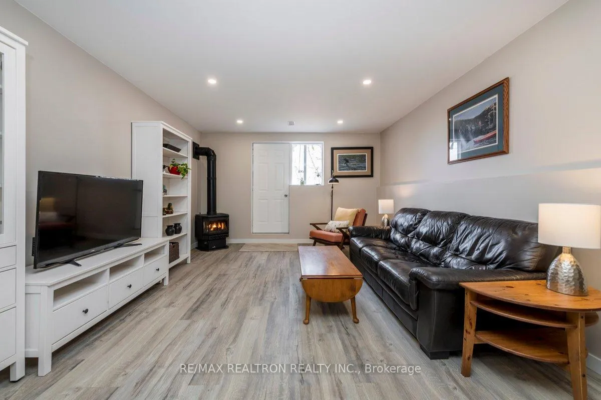 Photo 23 of 172 Queen Street W, Springwater, Elmvale — HOMEH
