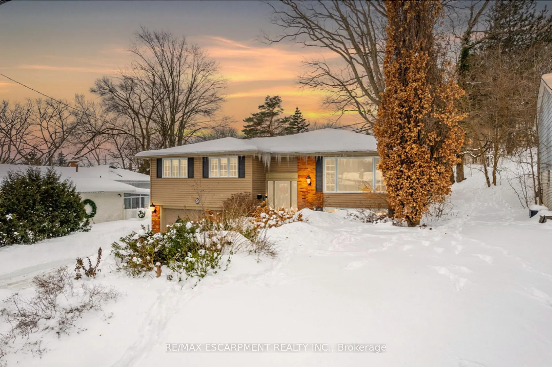 Photo 1 of 9 Martingrove Drive, Hamilton, Dundas — HOMEH