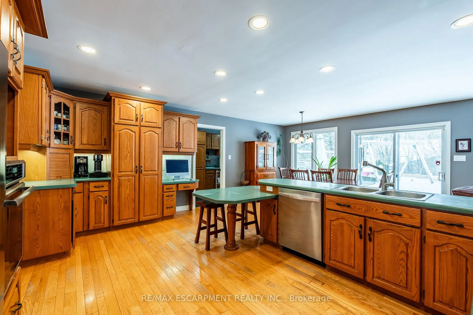 Photo 21 of 9 Martingrove Drive, Hamilton, Dundas — HOMEH