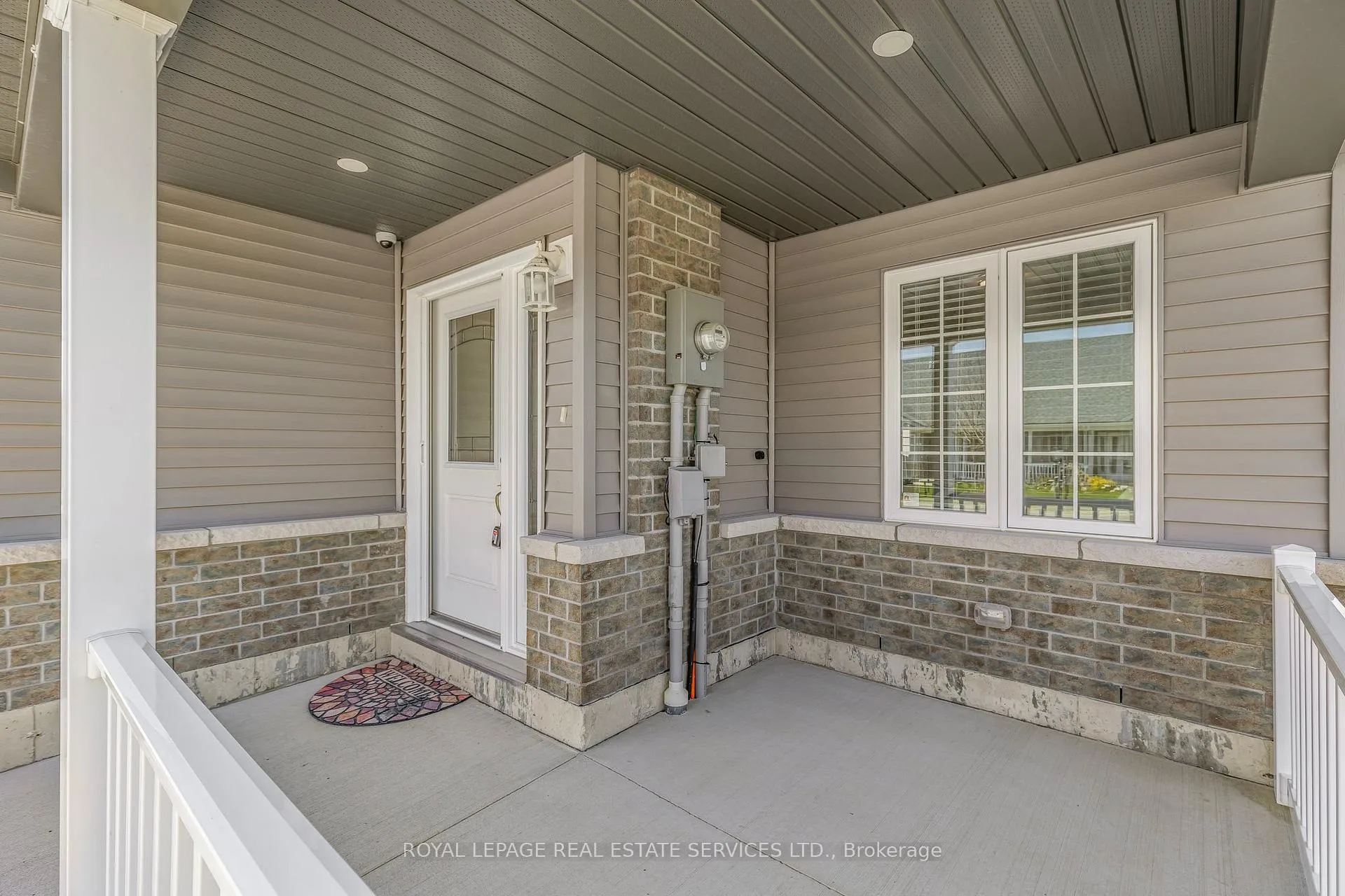 Photo 3 of 2 Ivy Crescent, Wasaga Beach — HOMEH