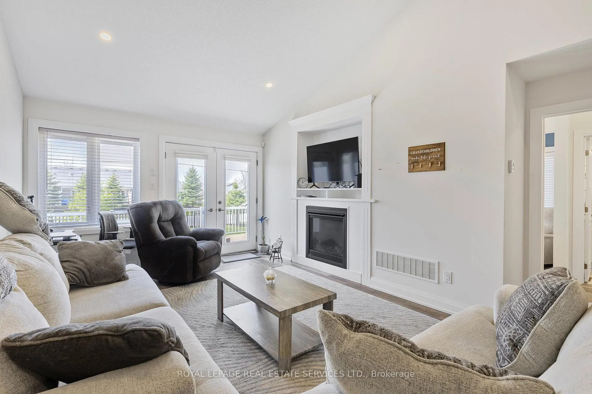 Photo 4 of 2 Ivy Crescent, Wasaga Beach — HOMEH