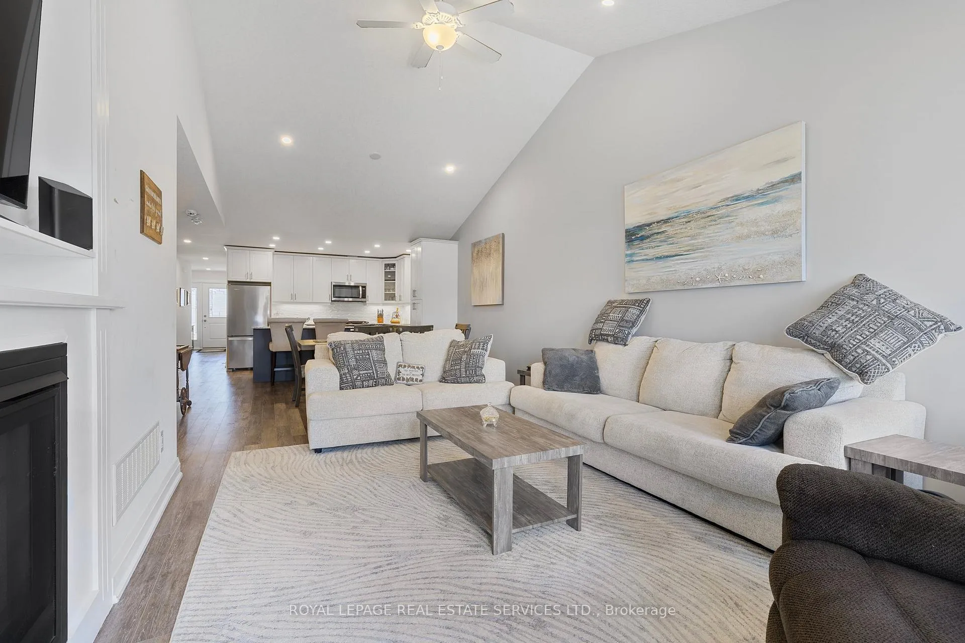 Photo 5 of 2 Ivy Crescent, Wasaga Beach — HOMEH