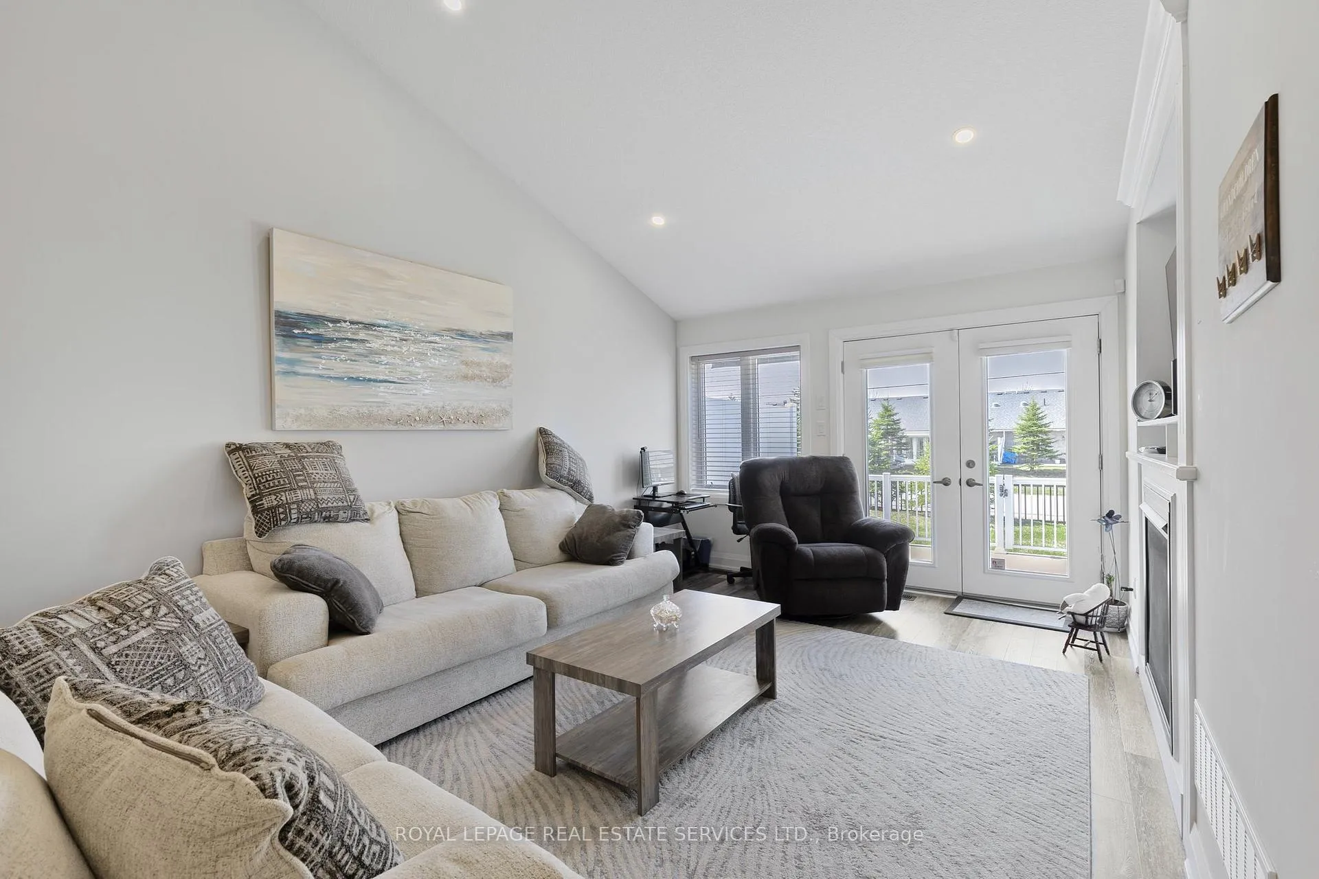 Photo 7 of 2 Ivy Crescent, Wasaga Beach — HOMEH