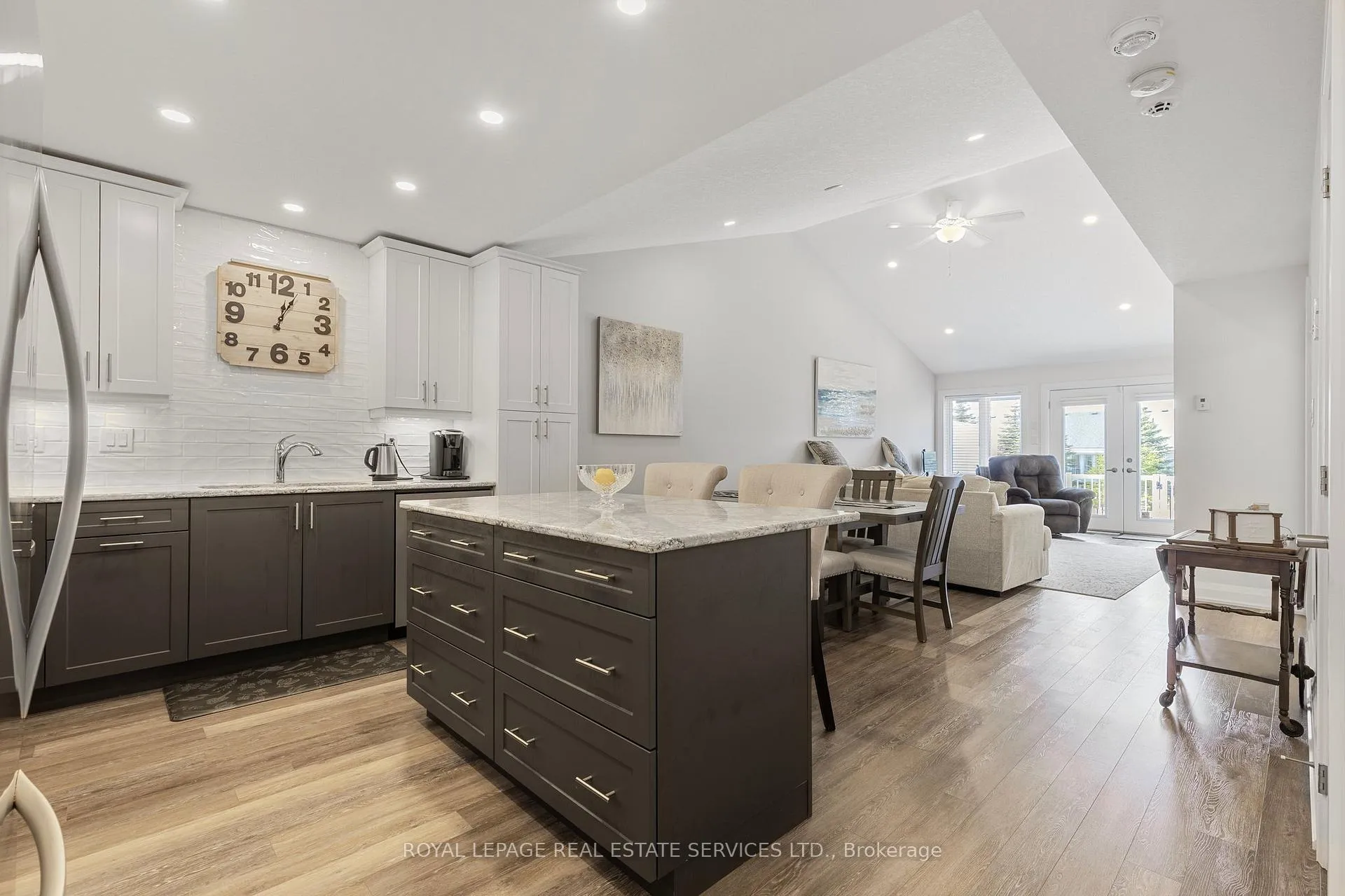 Photo 9 of 2 Ivy Crescent, Wasaga Beach — HOMEH