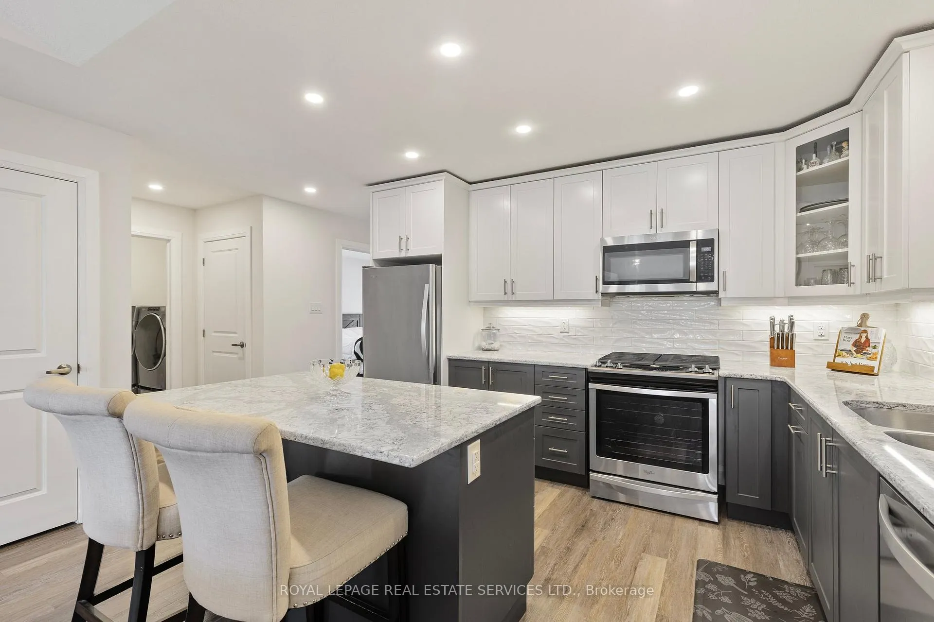 Photo 10 of 2 Ivy Crescent, Wasaga Beach — HOMEH