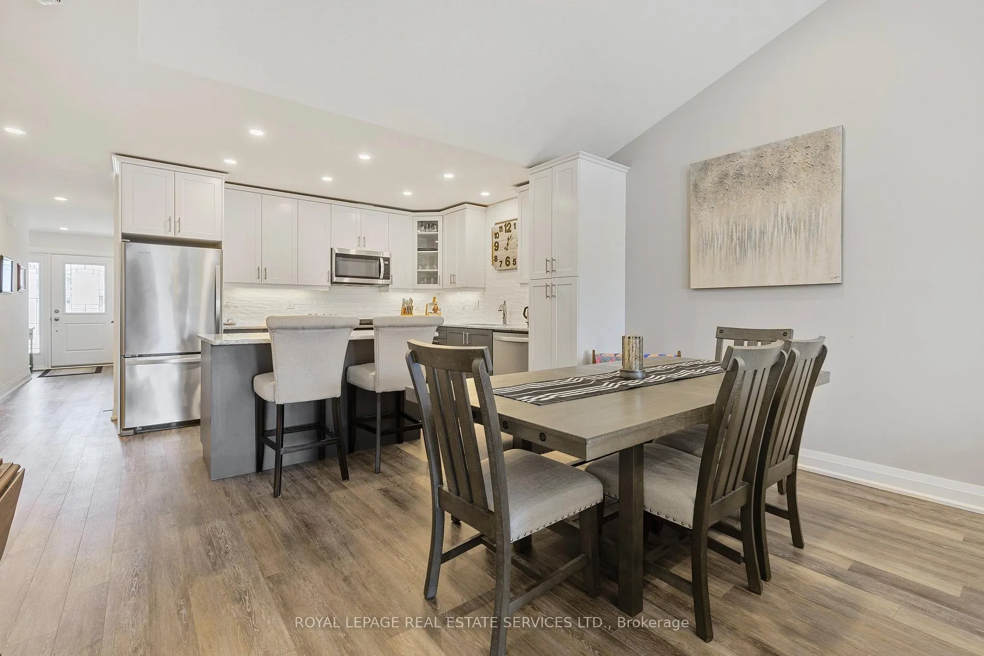 Photo 12 of 2 Ivy Crescent, Wasaga Beach — HOMEH