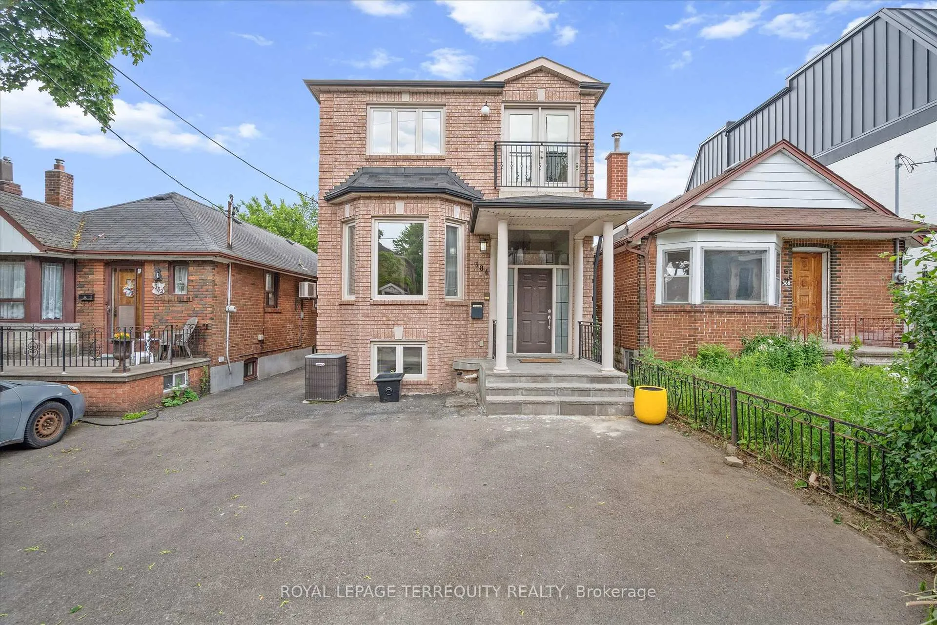 Front of 384 Winnett Avenue