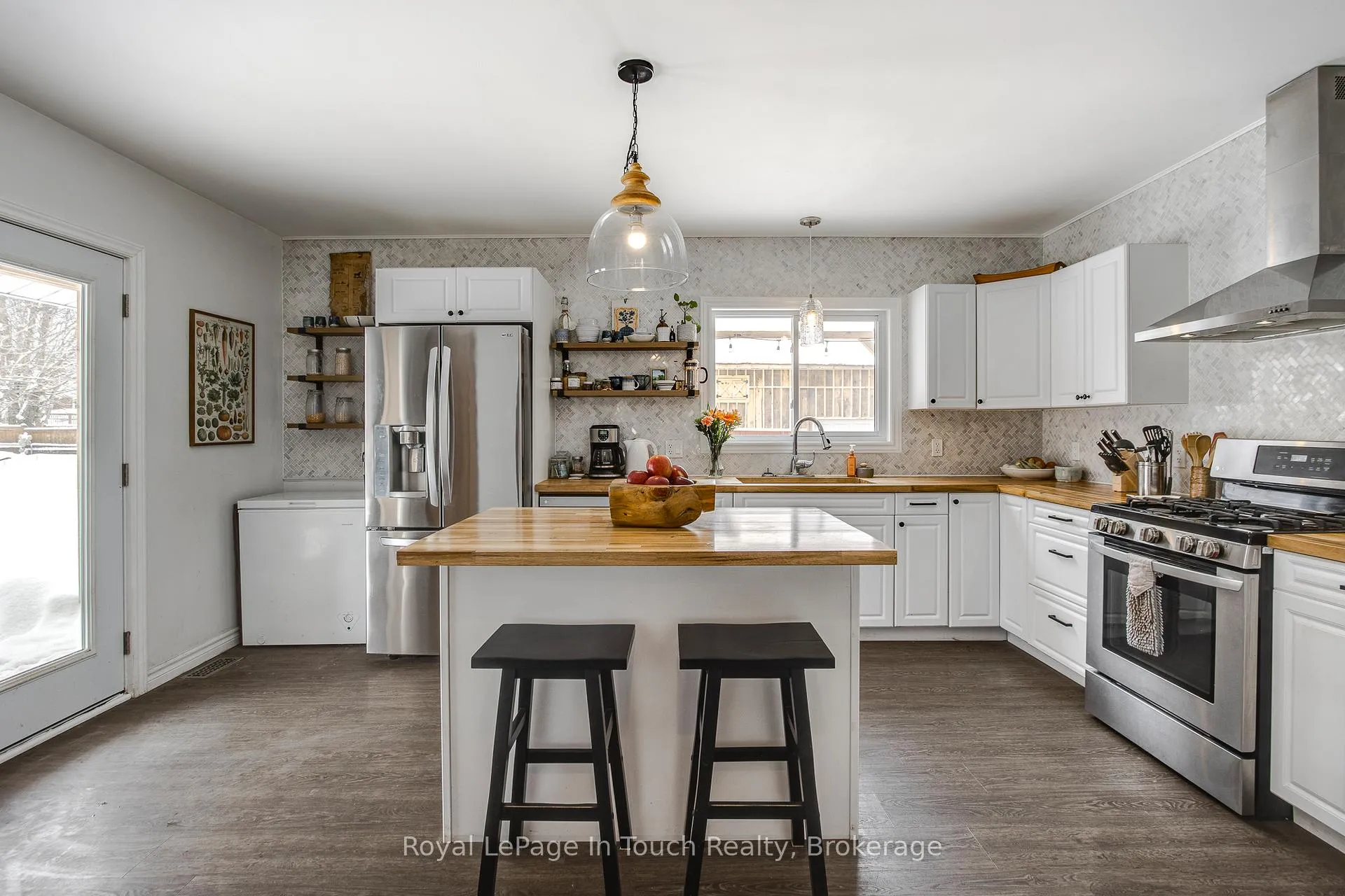 Photo 5 of 13 Stone Street, Springwater, Elmvale — HOMEH