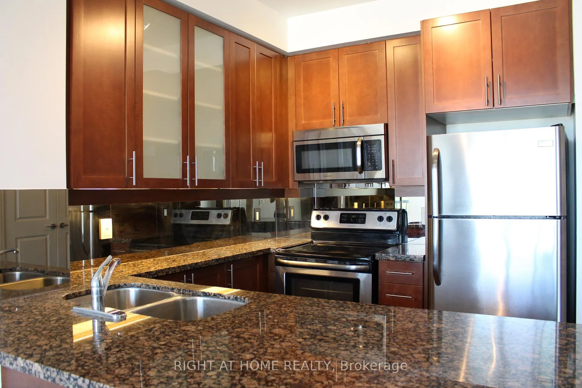 Photo 8 of Unit 609, 111 Upper Duke Crescent, Markham, Unionville — HOMEH