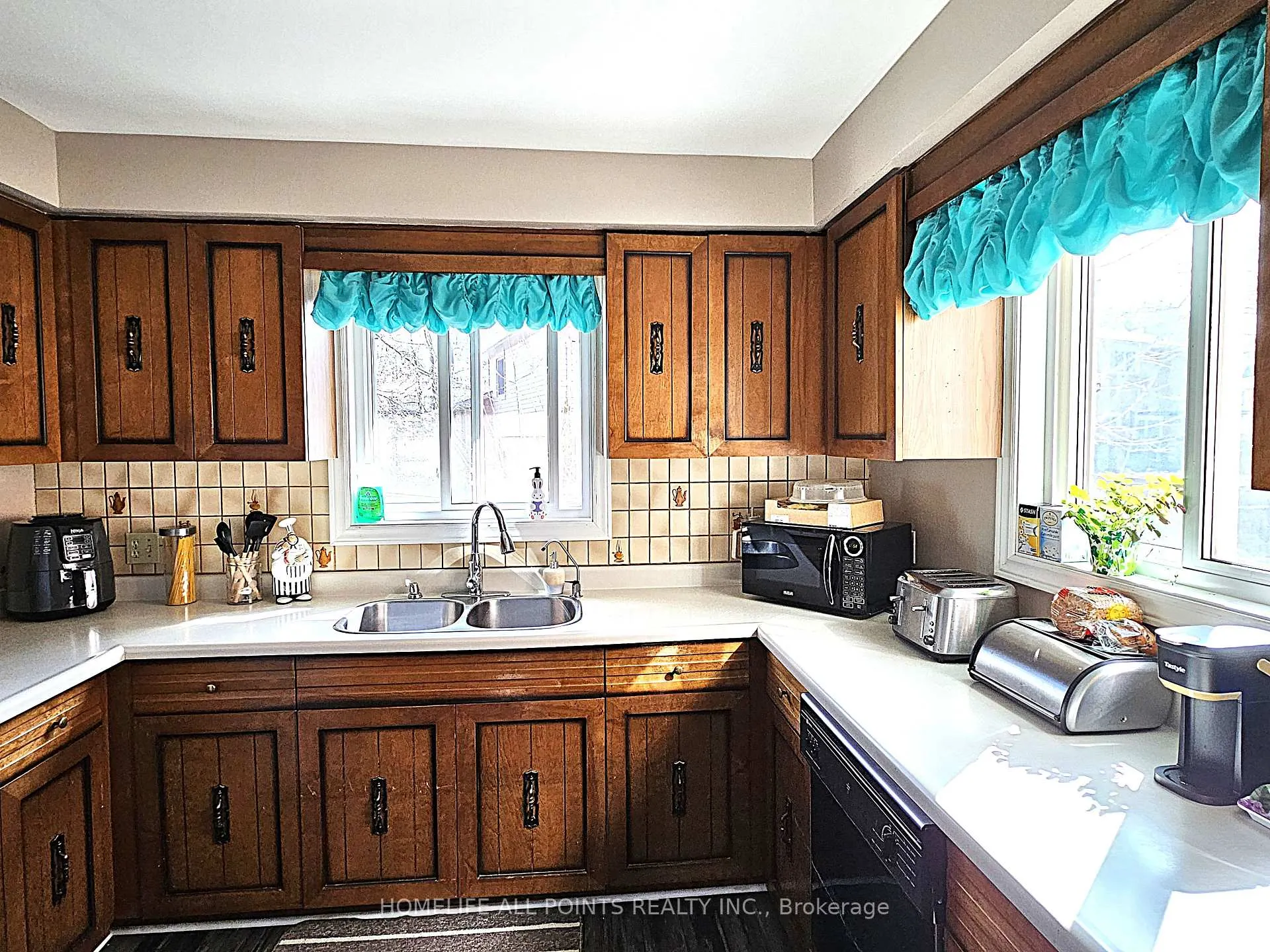 Photo 10 of 9 Hailey Hollow, Barrie, Letitia Heights — HOMEH