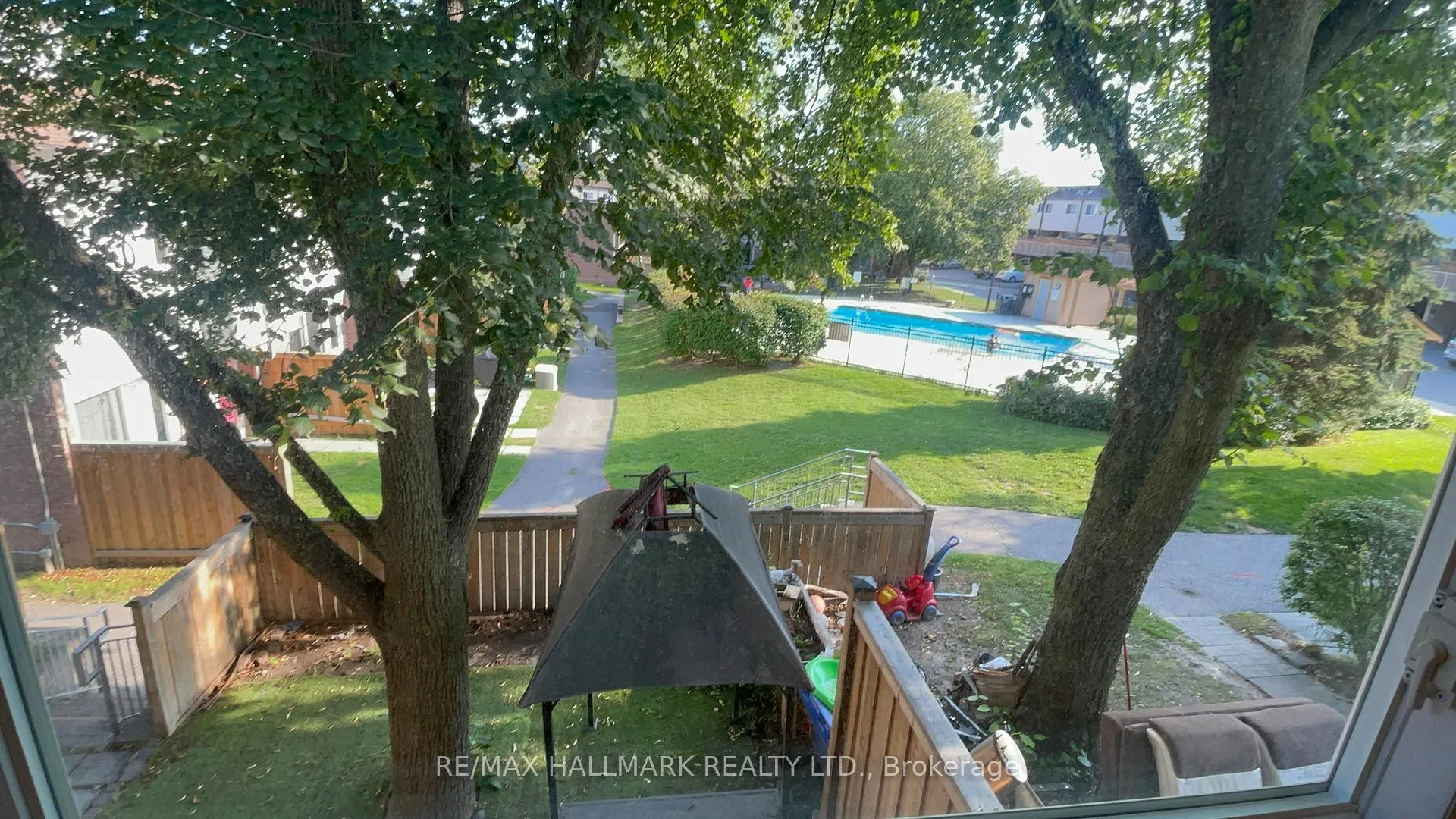 Photo 4 of 144 Milestone Crescent, Aurora, Aurora Village — HOMEH