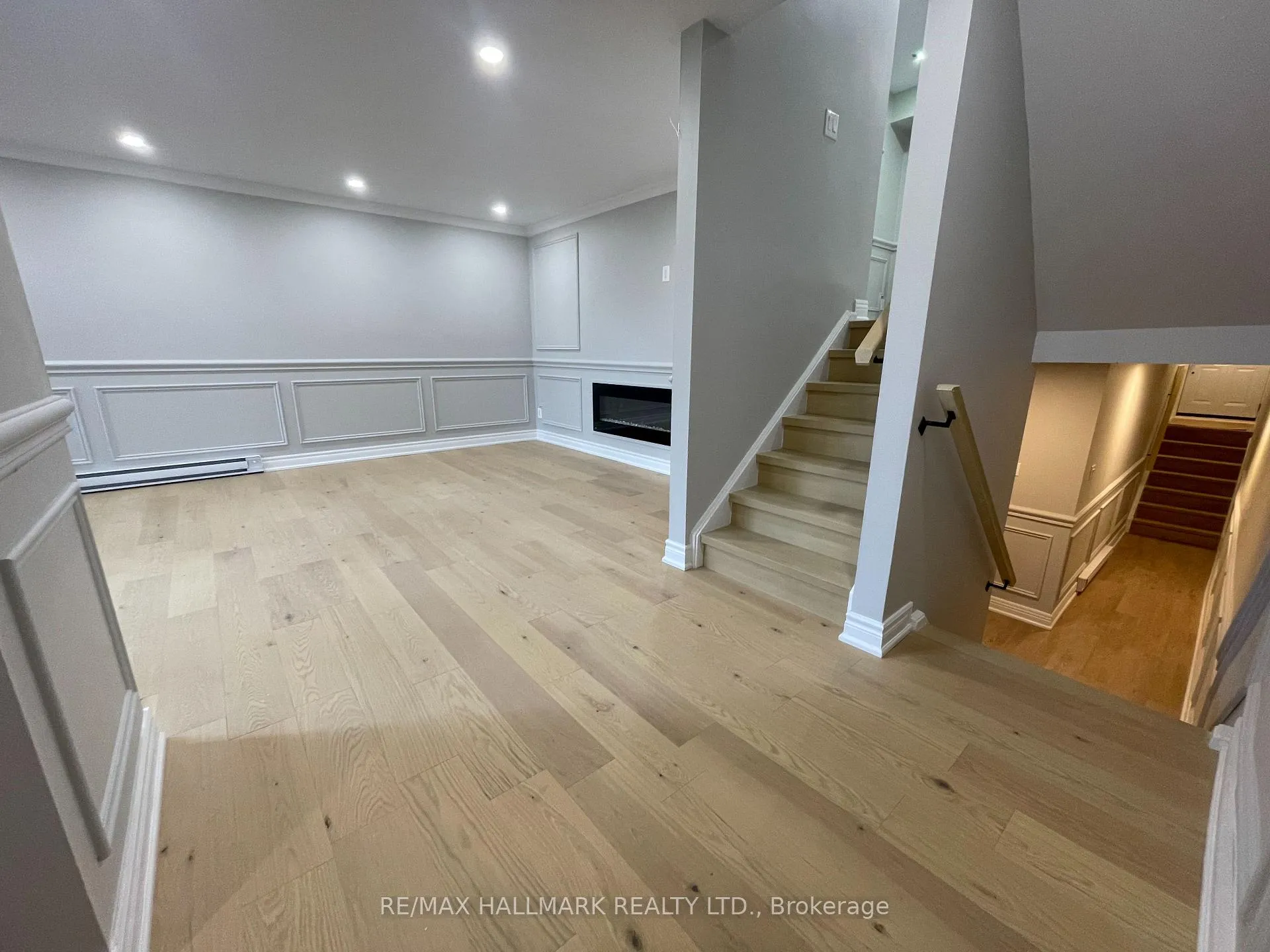 Photo 10 of 144 Milestone Crescent, Aurora, Aurora Village — HOMEH