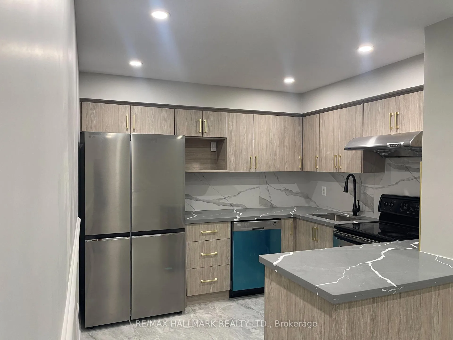 Photo 14 of 144 Milestone Crescent, Aurora, Aurora Village — HOMEH