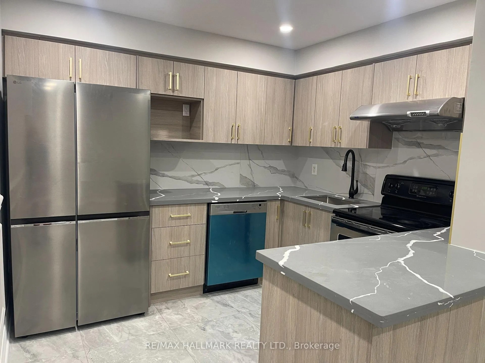 Photo 15 of 144 Milestone Crescent, Aurora, Aurora Village — HOMEH