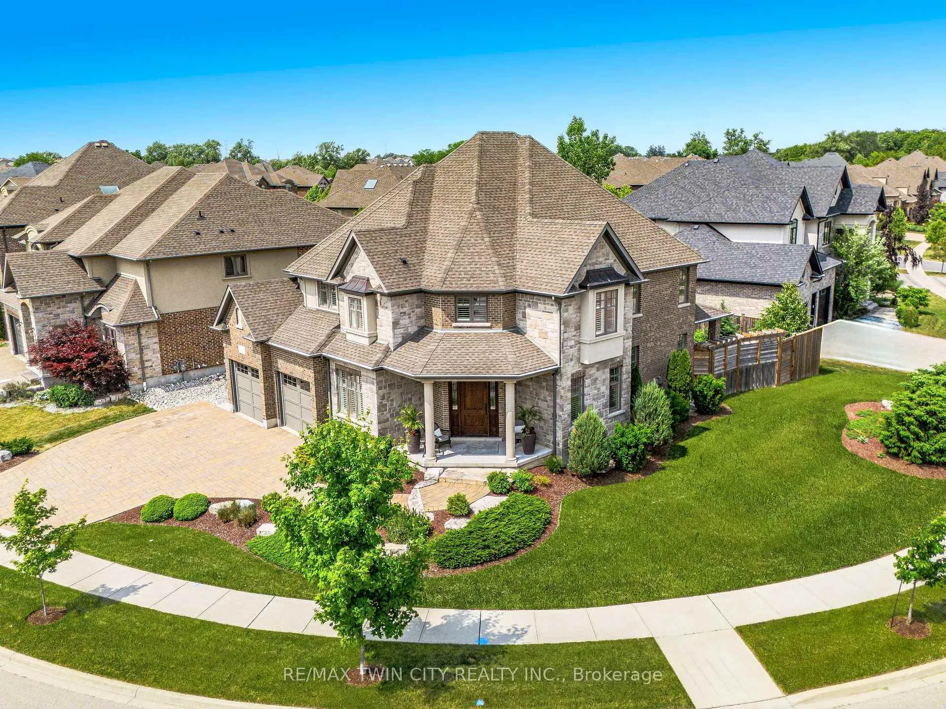 Photo 4 of 546 Manor Ridge Crescent, Waterloo — HOMEH