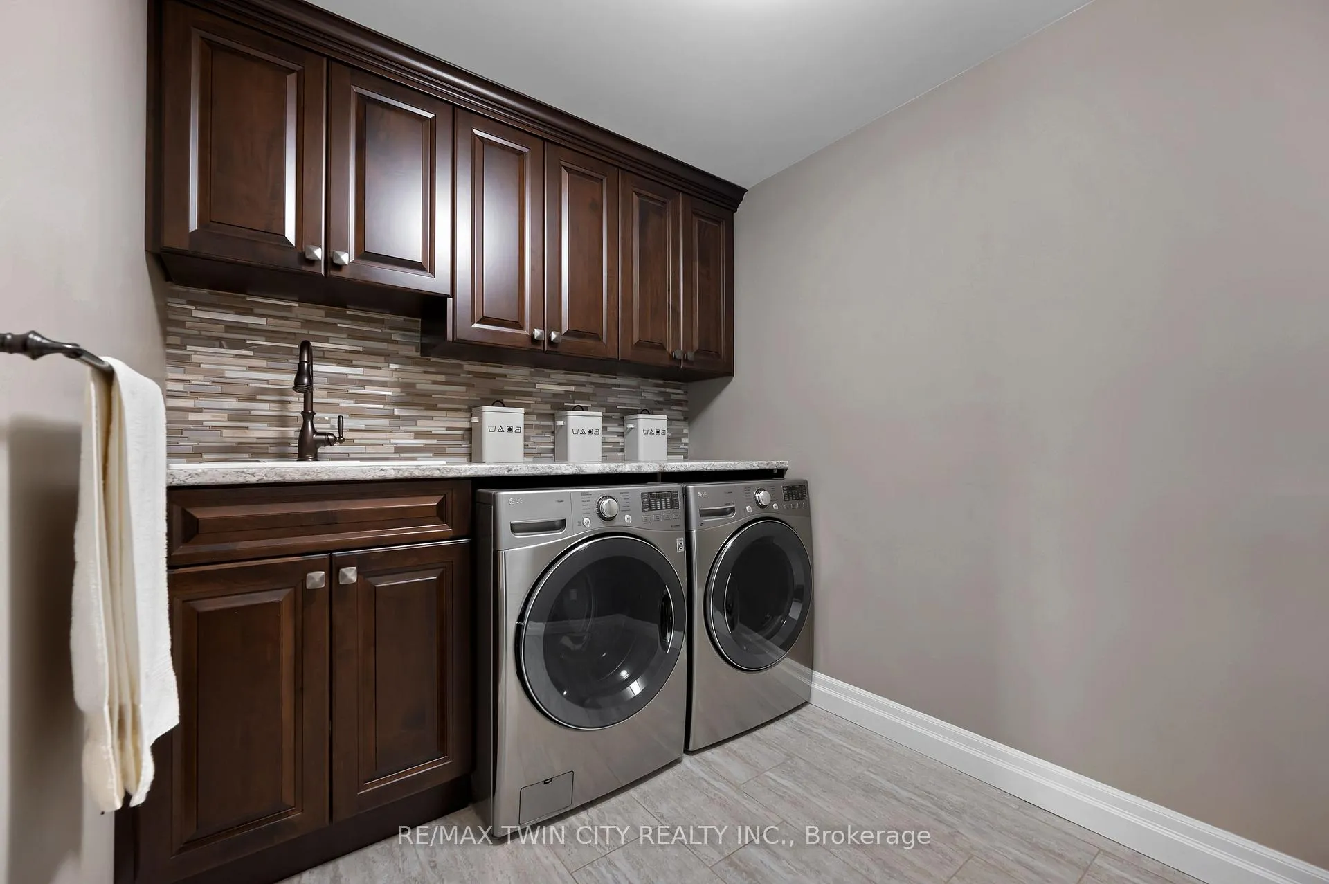 Photo 35 of 546 Manor Ridge Crescent, Waterloo — HOMEH