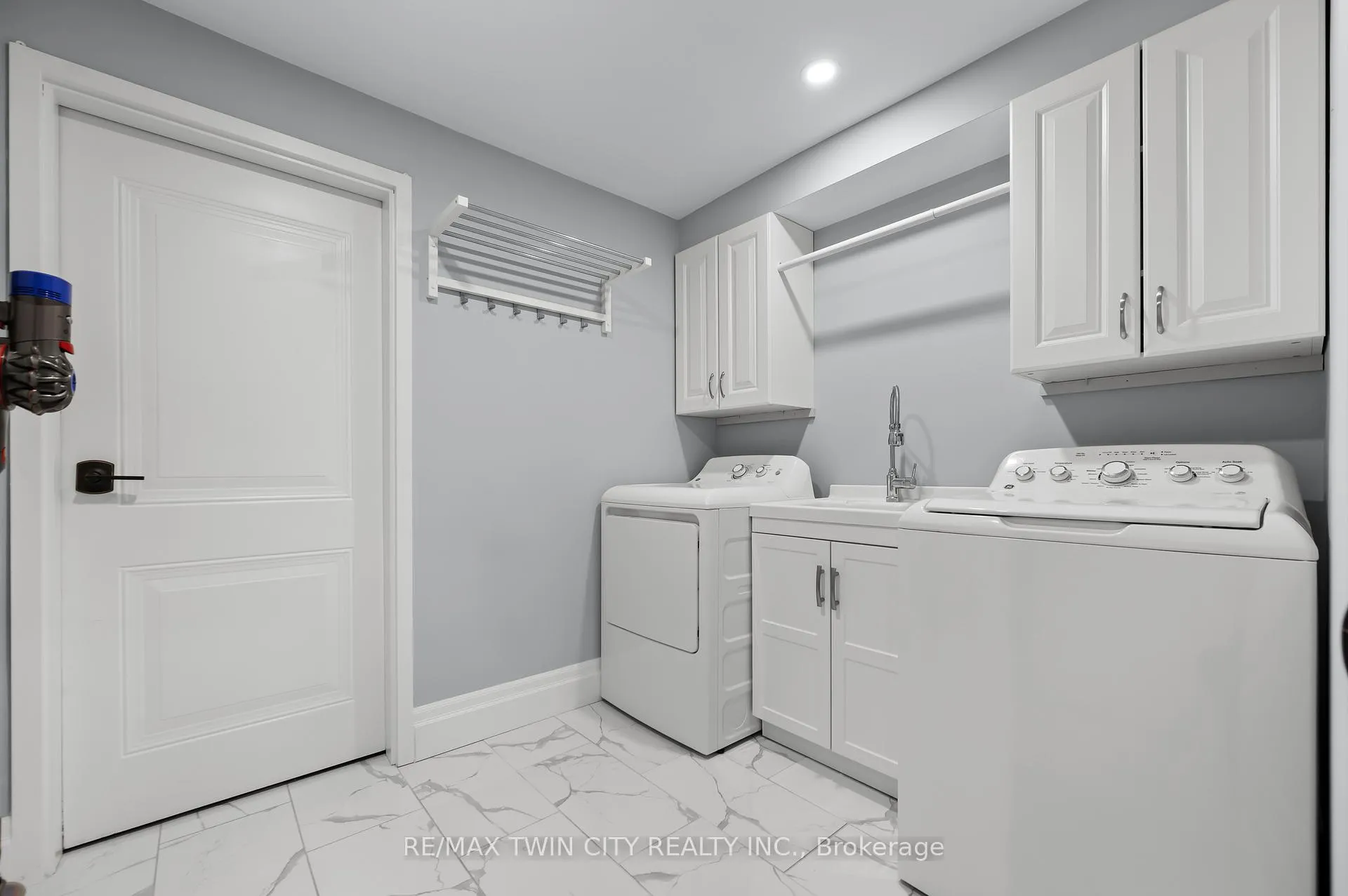 Photo 44 of 546 Manor Ridge Crescent, Waterloo — HOMEH