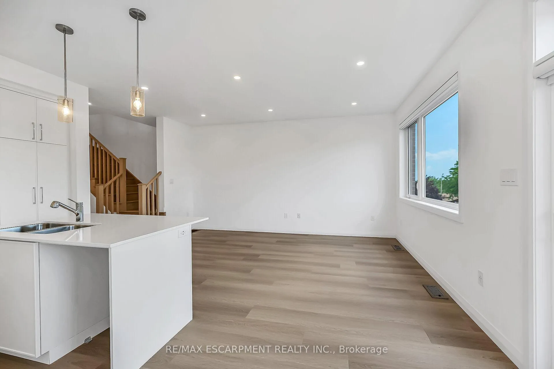 Photo 21 of 385 Limeridge Road E, Hamilton, Bruleville — HOMEH