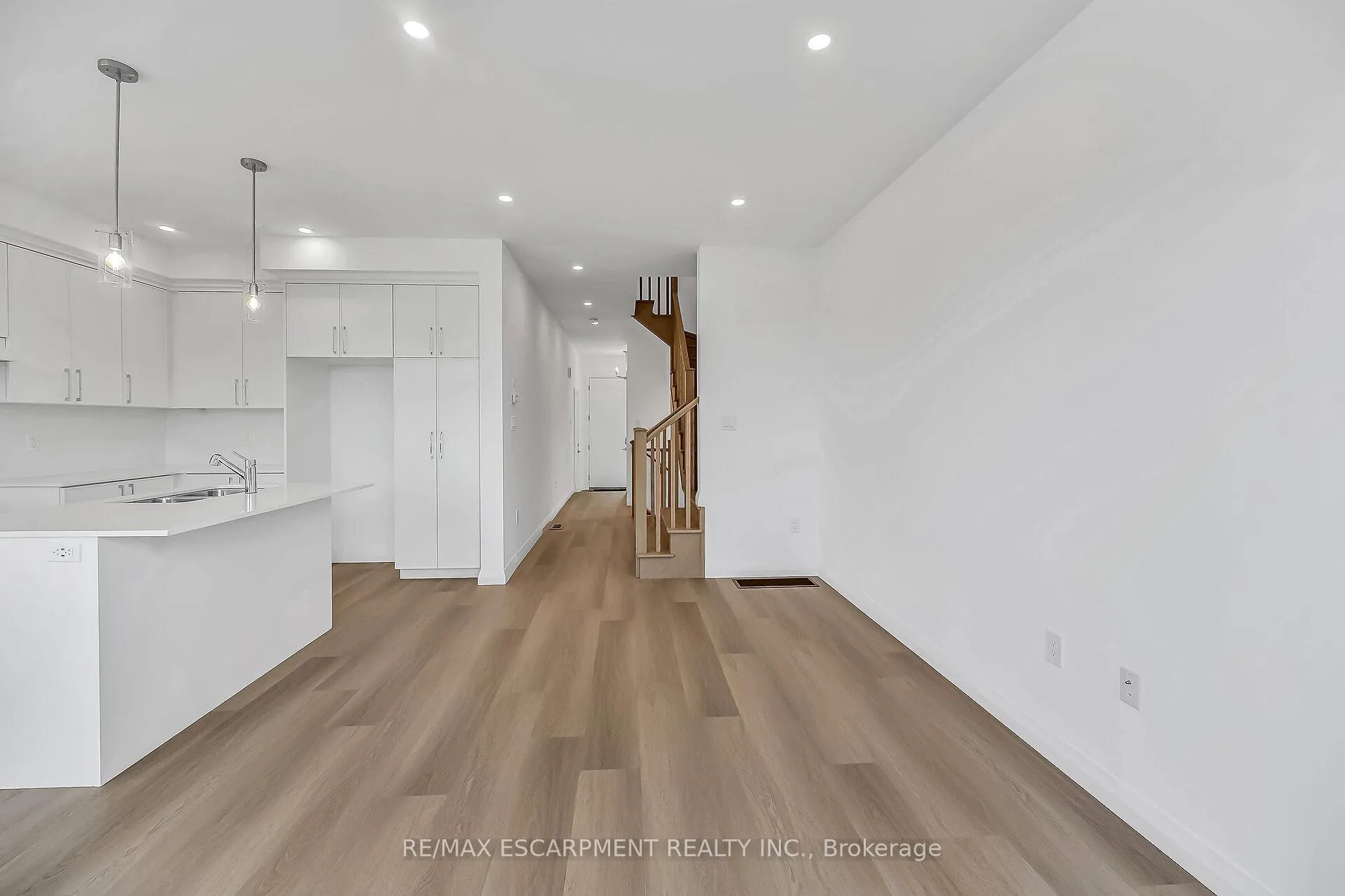 Photo 23 of 385 Limeridge Road E, Hamilton, Bruleville — HOMEH