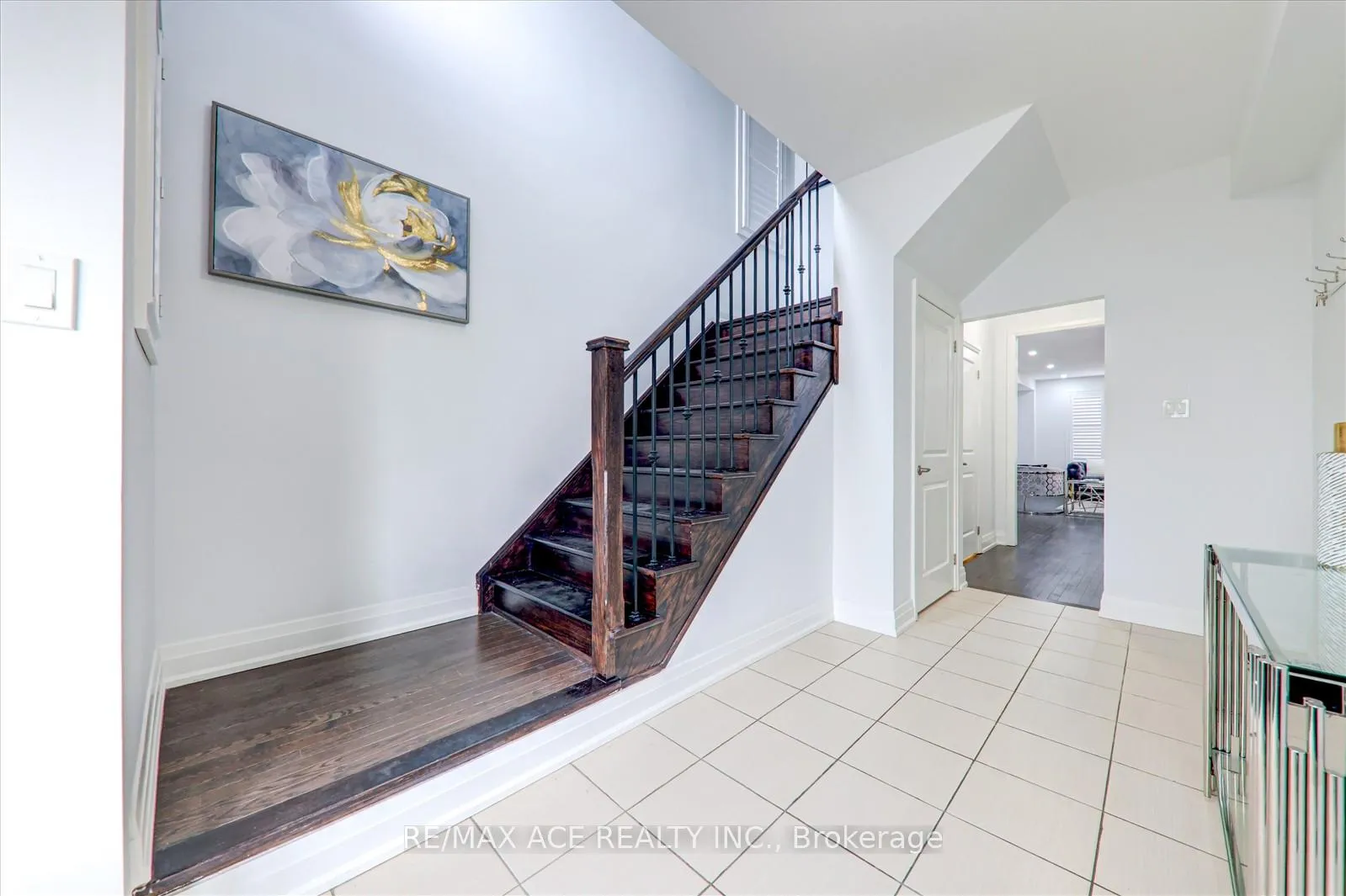 Photo 6 of 27 Hassard-Short Lane, Ajax, South East — HOMEH