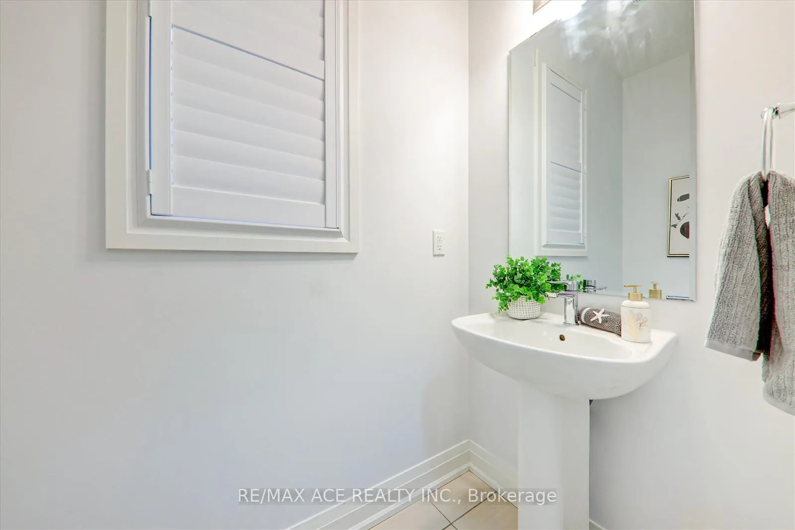 Photo 7 of 27 Hassard-Short Lane, Ajax, South East — HOMEH