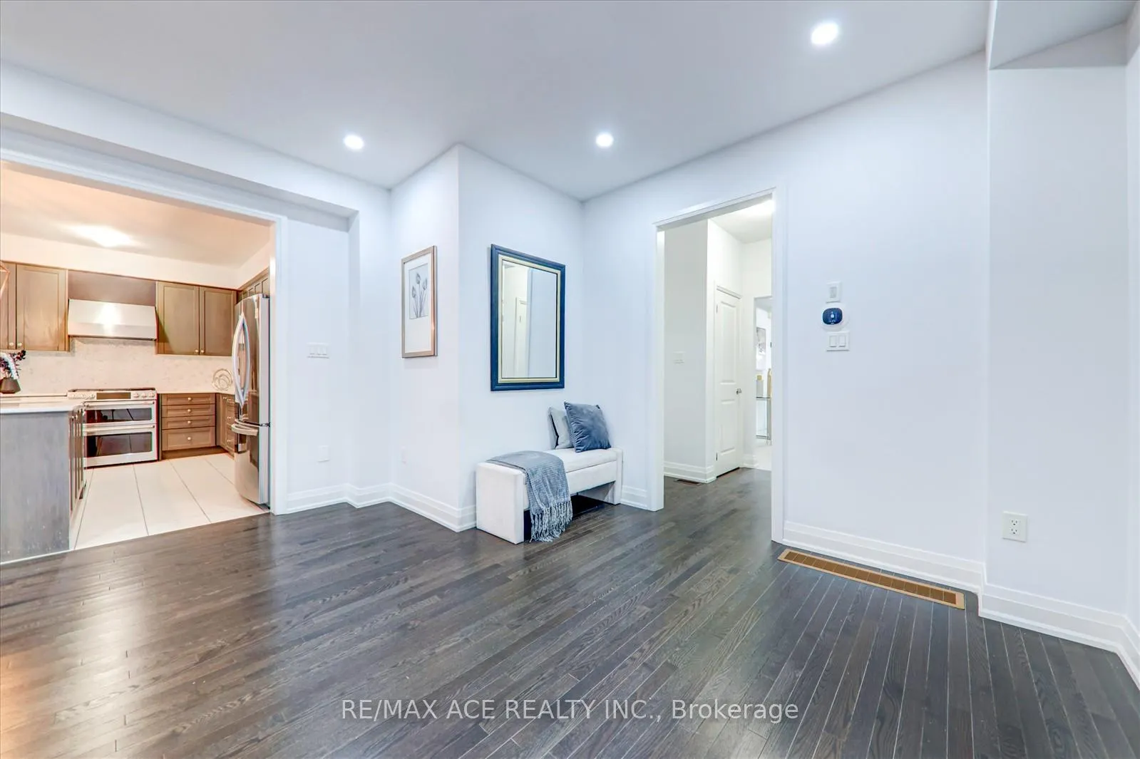 Photo 8 of 27 Hassard-Short Lane, Ajax, South East — HOMEH