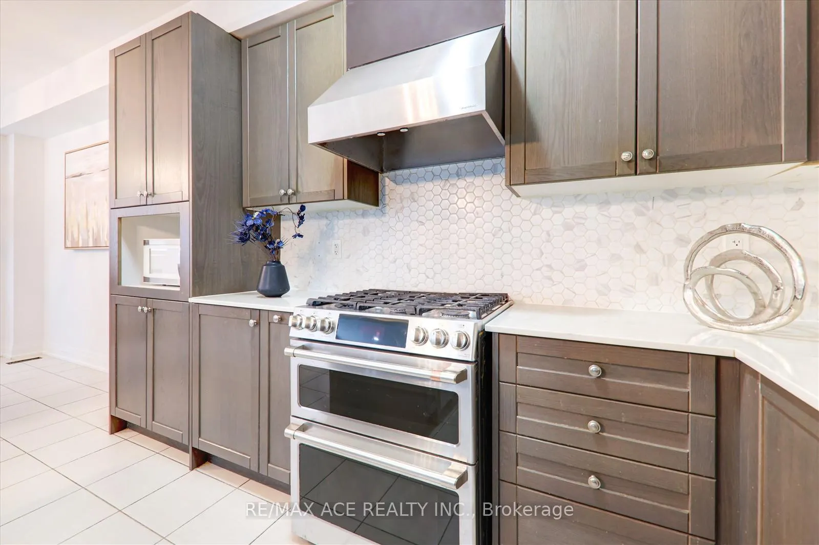Photo 14 of 27 Hassard-Short Lane, Ajax, South East — HOMEH