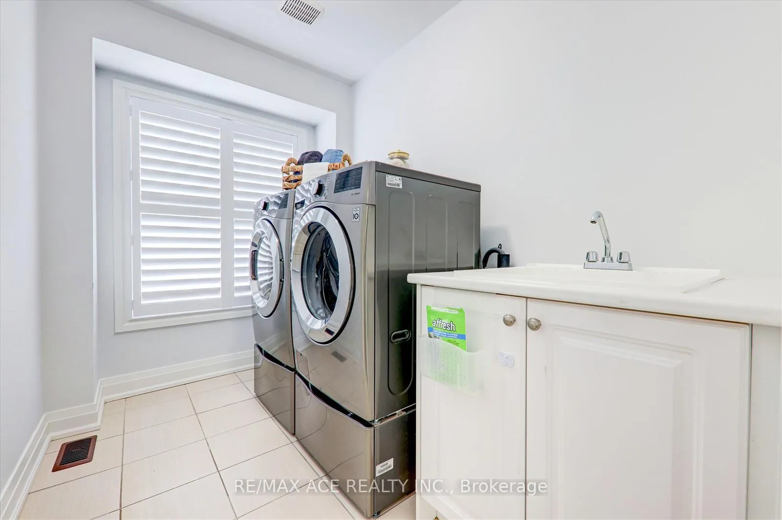Photo 18 of 27 Hassard-Short Lane, Ajax, South East — HOMEH