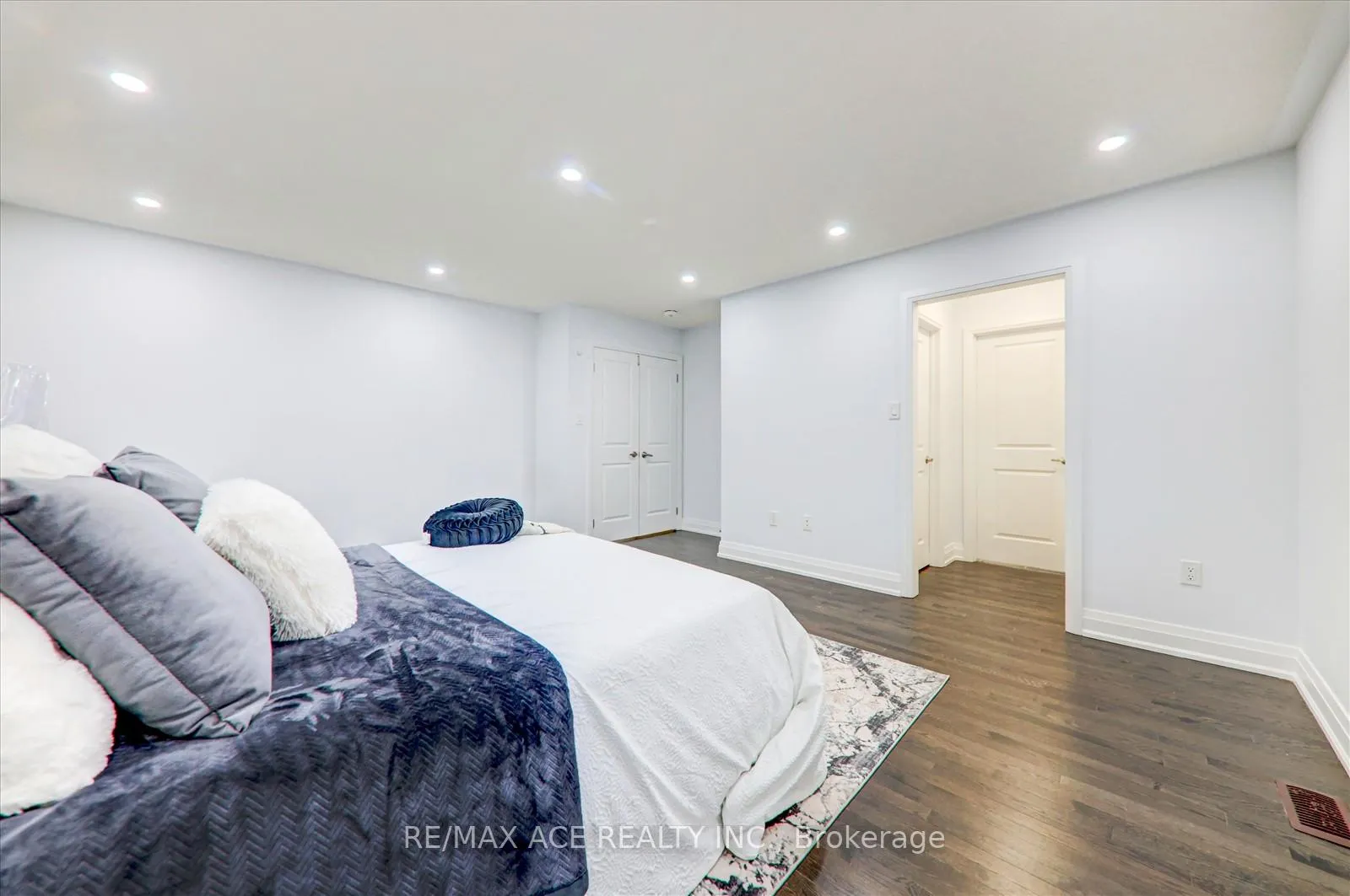 Photo 21 of 27 Hassard-Short Lane, Ajax, South East — HOMEH