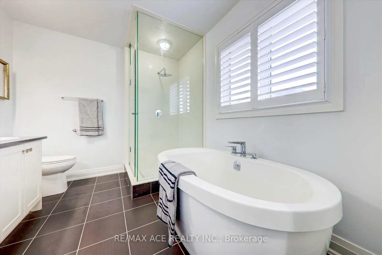 Photo 22 of 27 Hassard-Short Lane, Ajax, South East — HOMEH