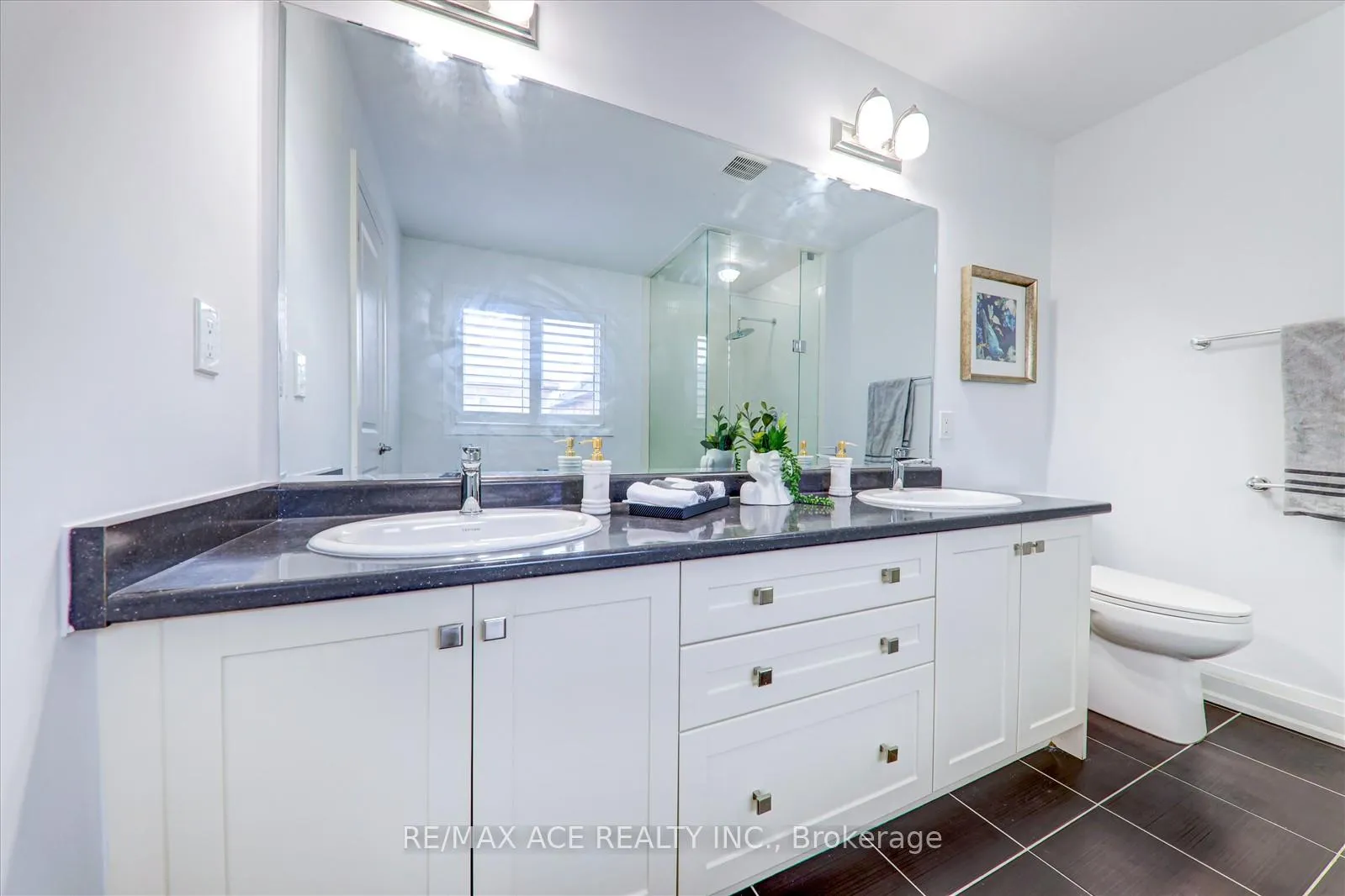 Photo 23 of 27 Hassard-Short Lane, Ajax, South East — HOMEH
