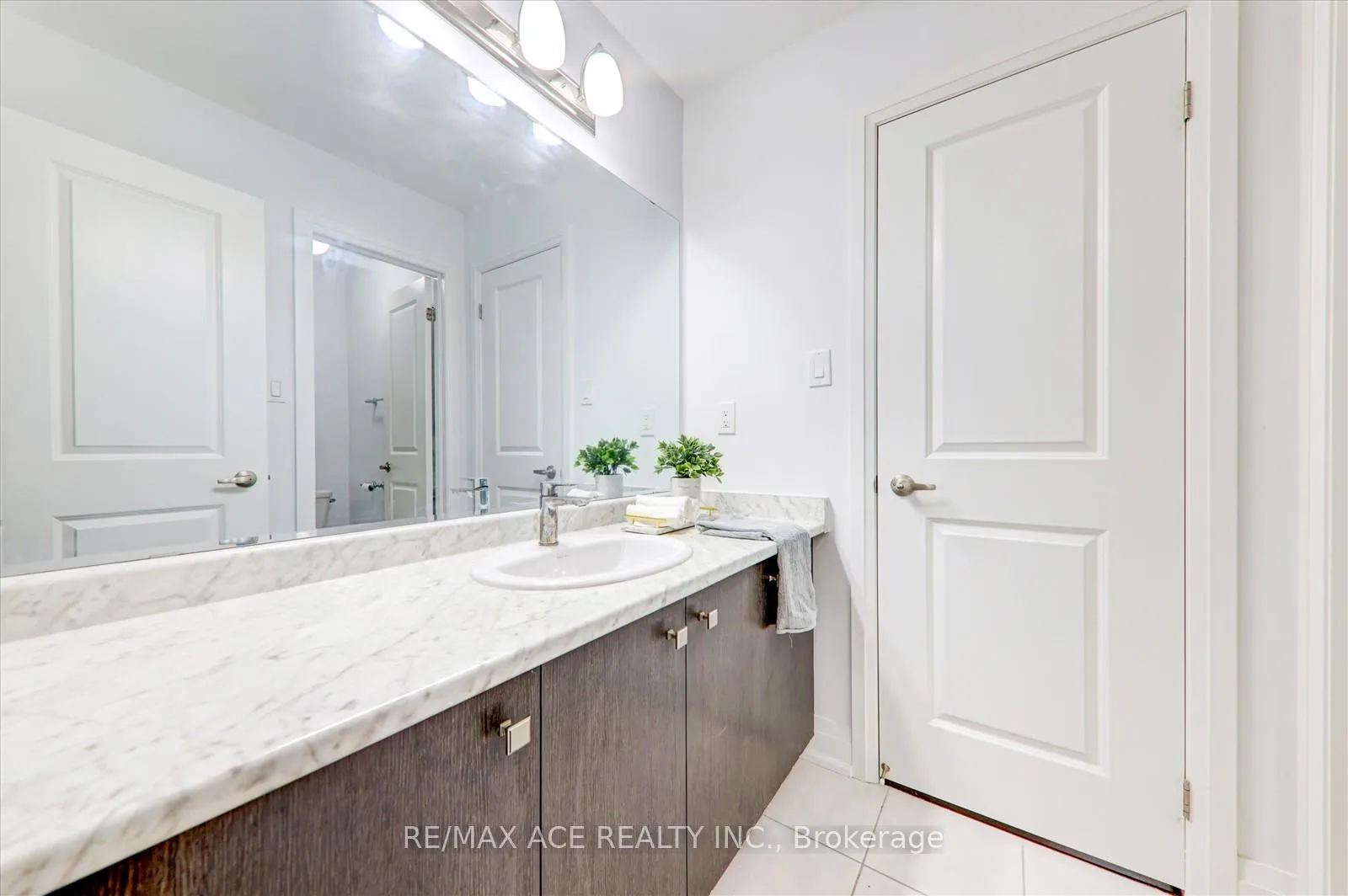 Photo 26 of 27 Hassard-Short Lane, Ajax, South East — HOMEH
