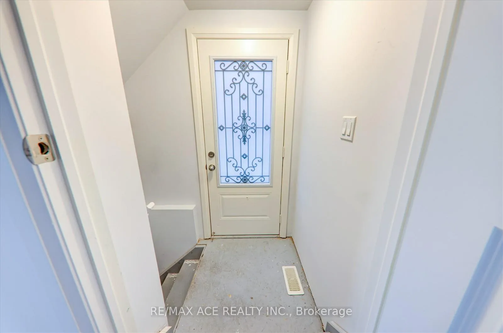 Photo 35 of 27 Hassard-Short Lane, Ajax, South East — HOMEH