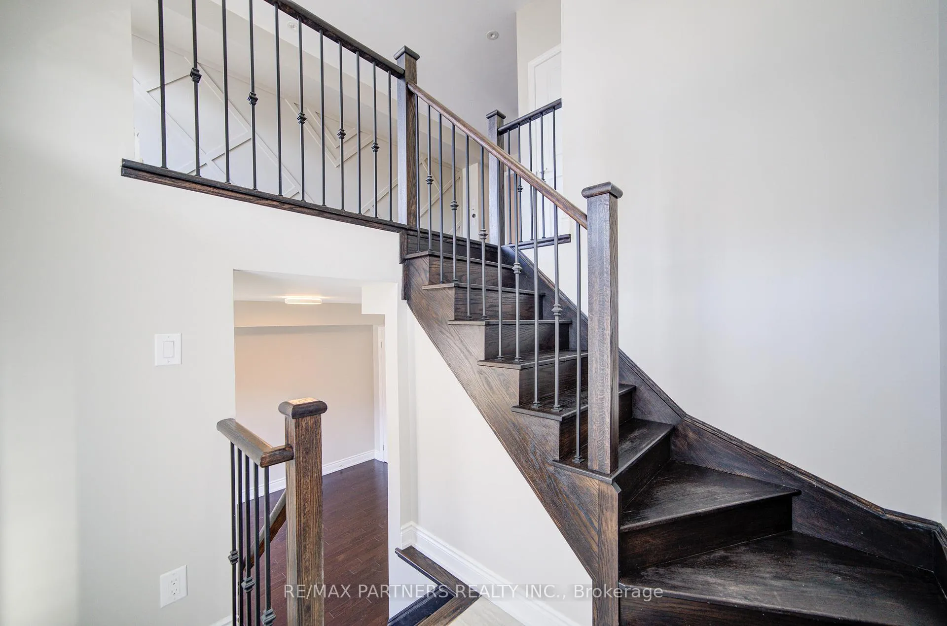 Photo 4 of 107 Lichfield Road, Markham, Unionville — HOMEH