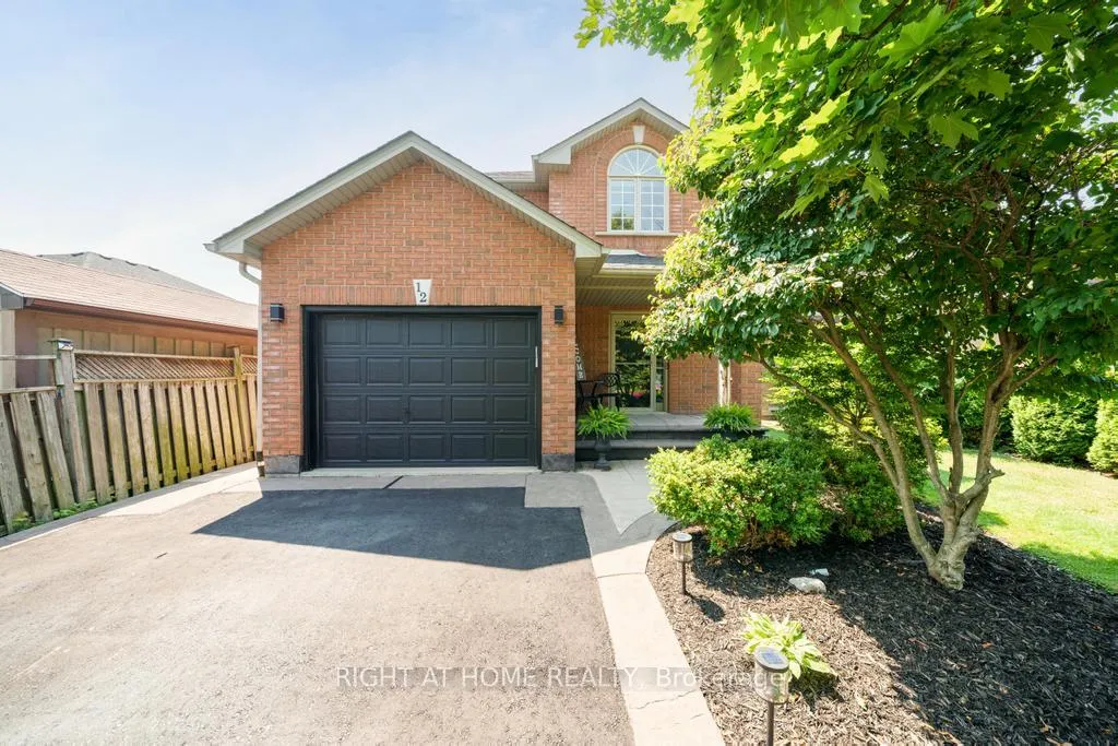 Photo 2 of 12 Valridge Court, Hamilton, Ancaster — HOMEH