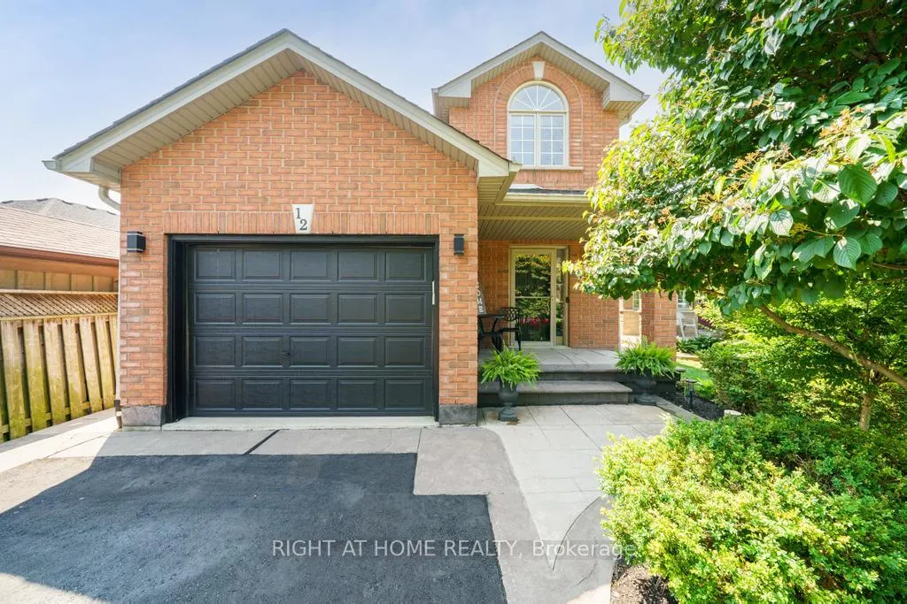 Photo 3 of 12 Valridge Court, Hamilton, Ancaster — HOMEH