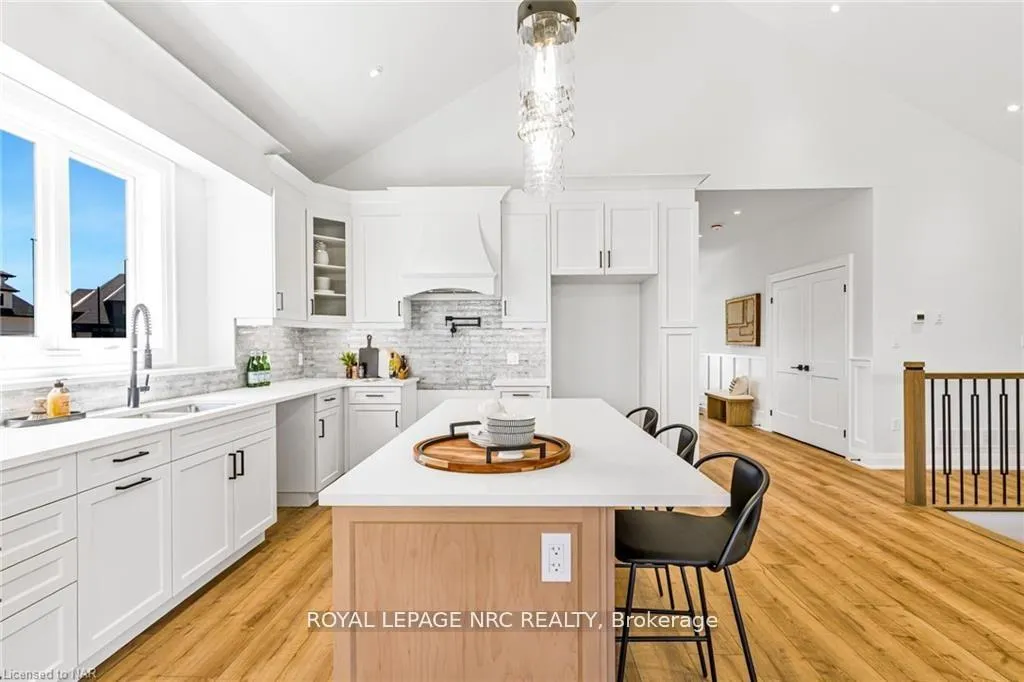 Photo 5 of 7490 Sherrilee Crescent, Niagara Falls, Brown — HOMEH