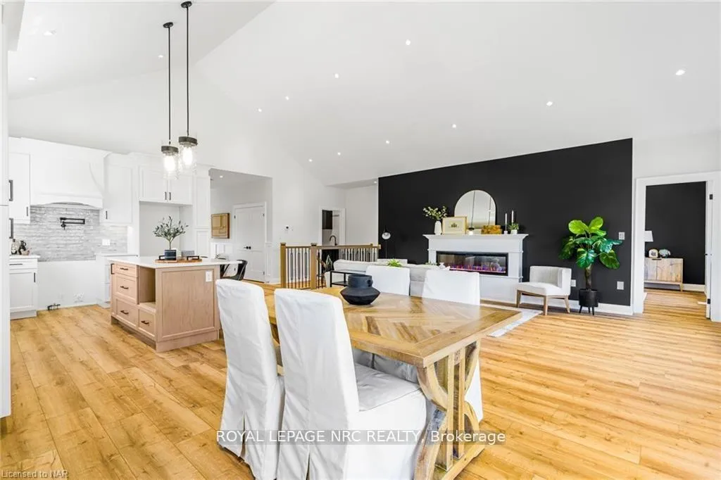 Photo 9 of 7490 Sherrilee Crescent, Niagara Falls, Brown — HOMEH