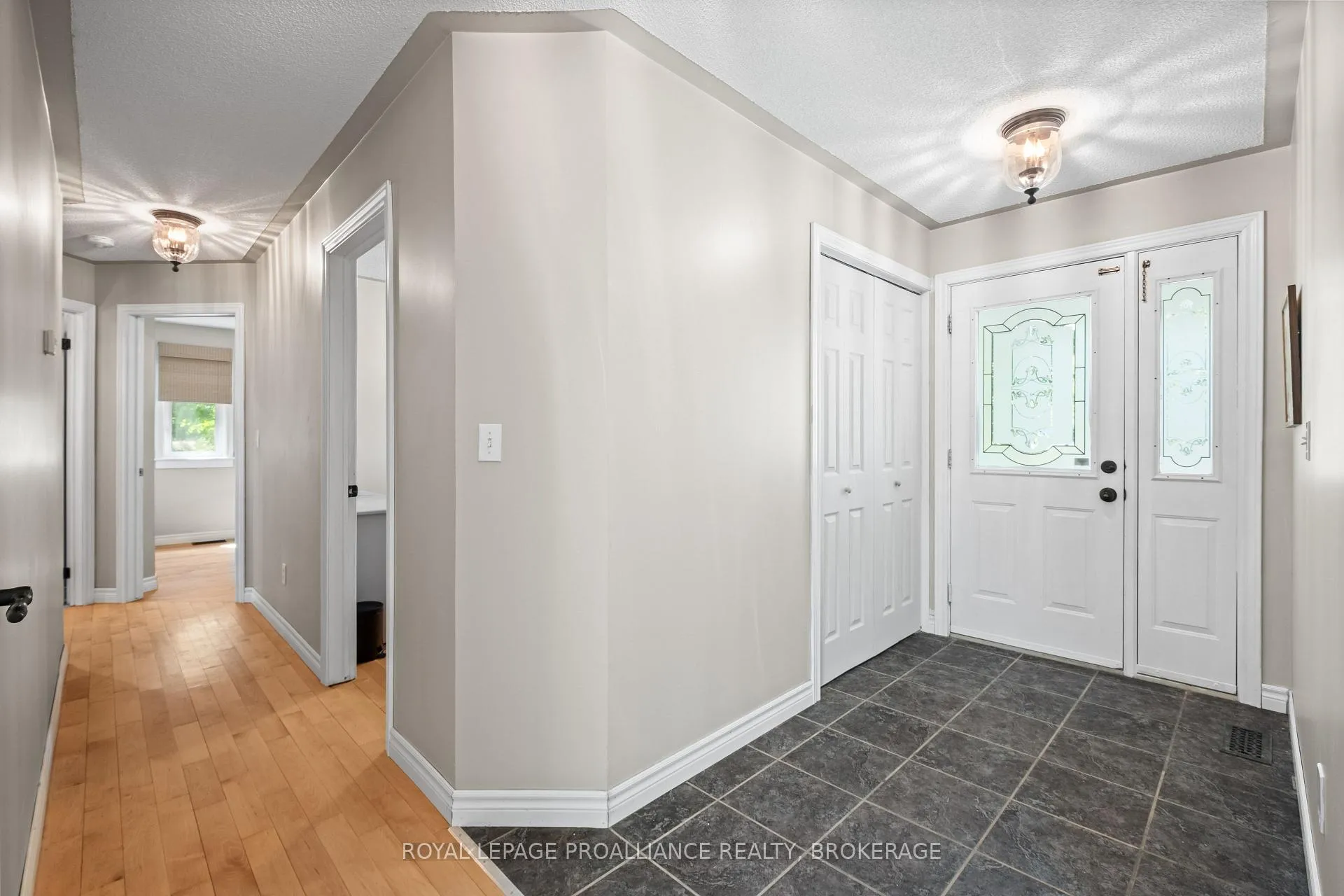 Photo 3 of 1916 Mayview Street, Kingston, City North of 401 — HOMEH