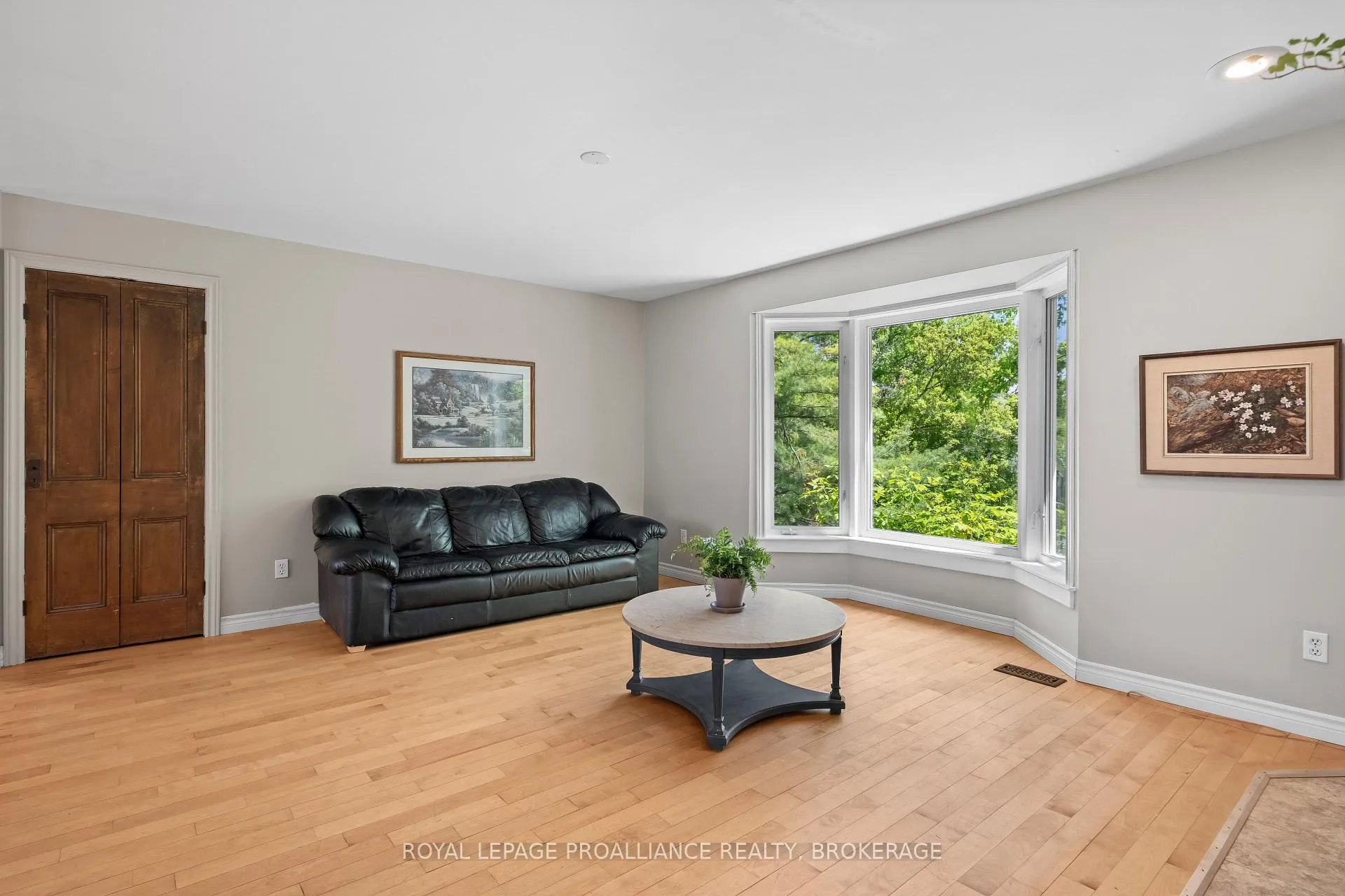 Photo 4 of 1916 Mayview Street, Kingston, City North of 401 — HOMEH