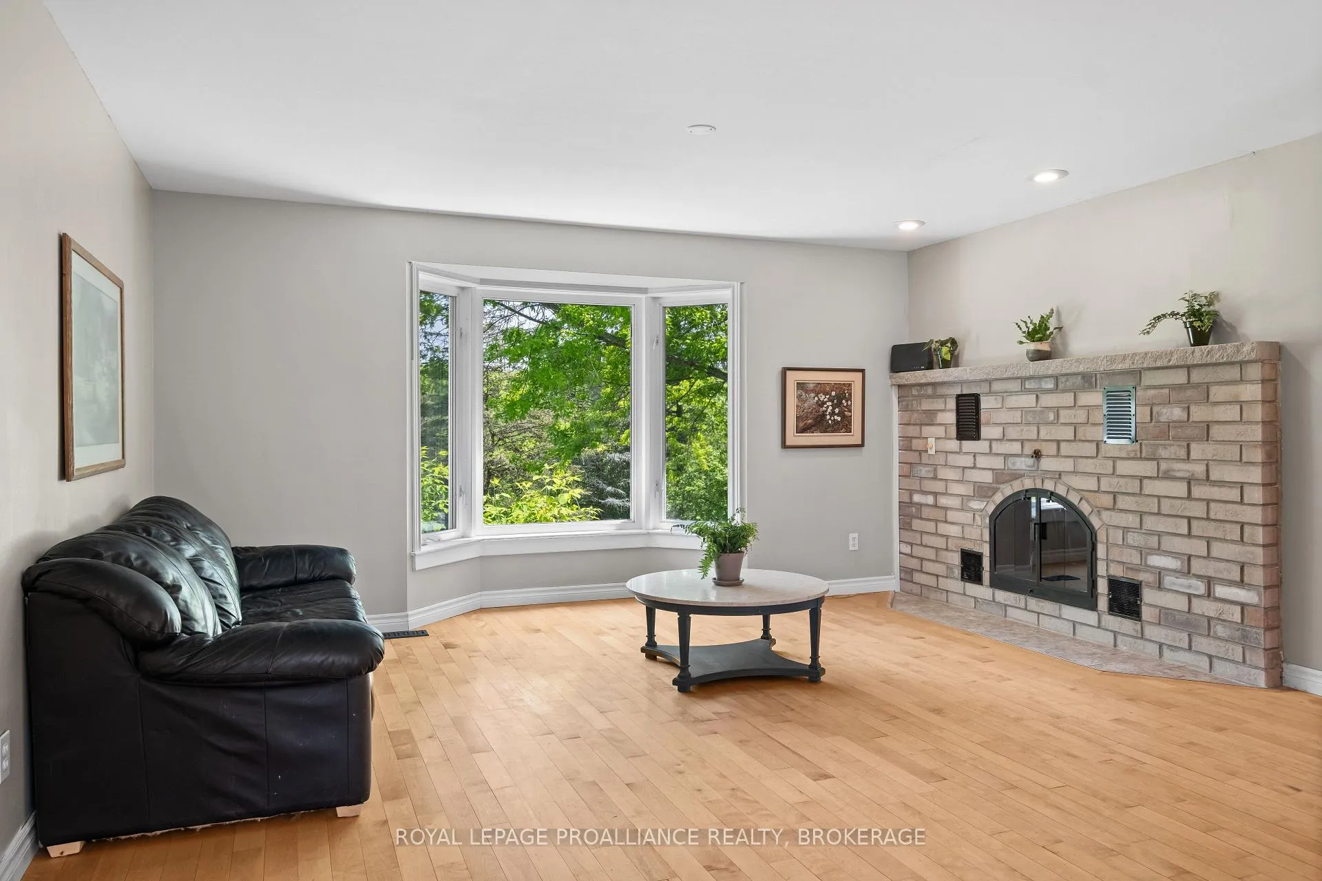 Photo 5 of 1916 Mayview Street, Kingston, City North of 401 — HOMEH