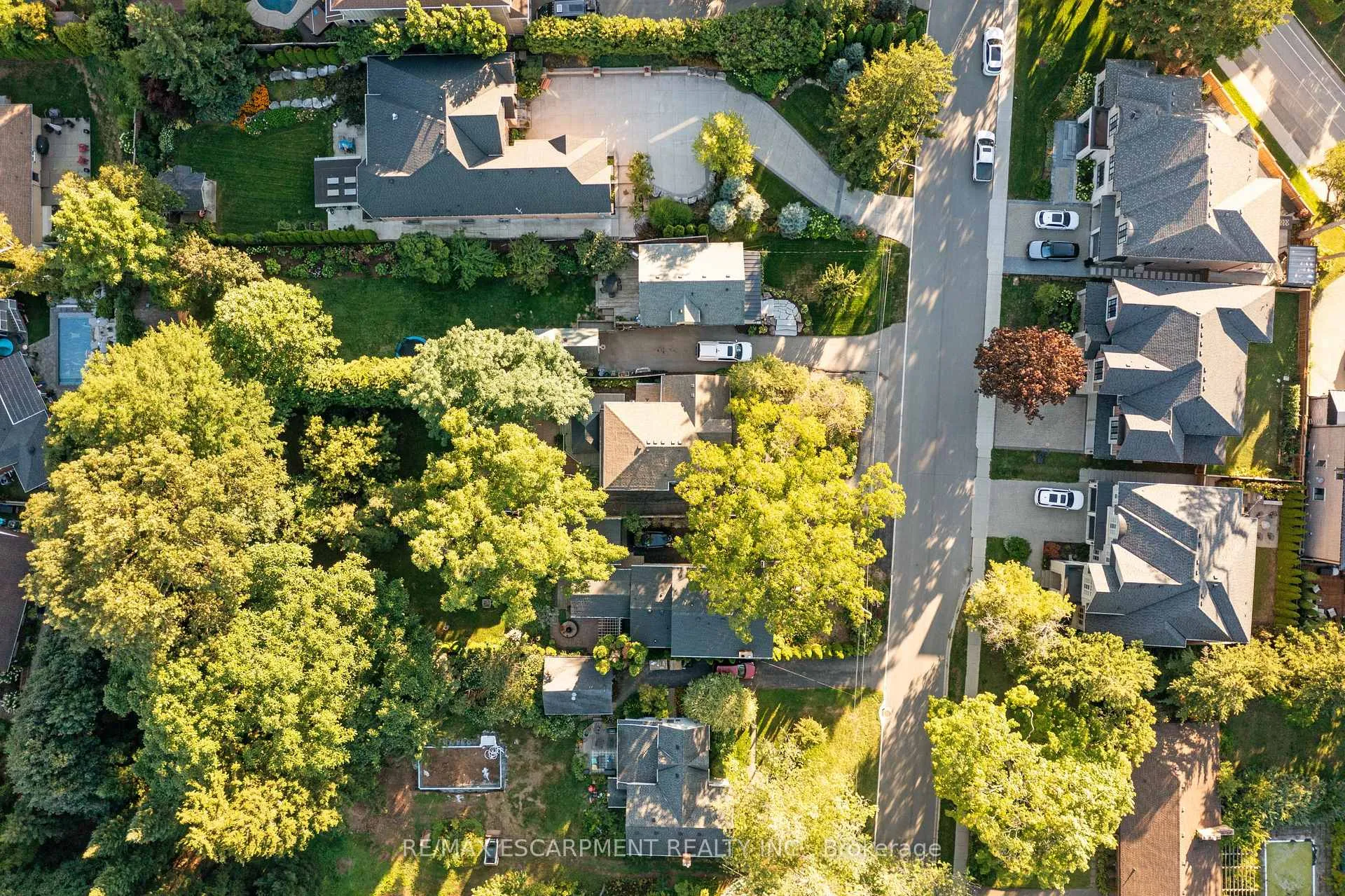 Photo 2 of 64 Academy Street, Hamilton, Ancaster — HOMEH