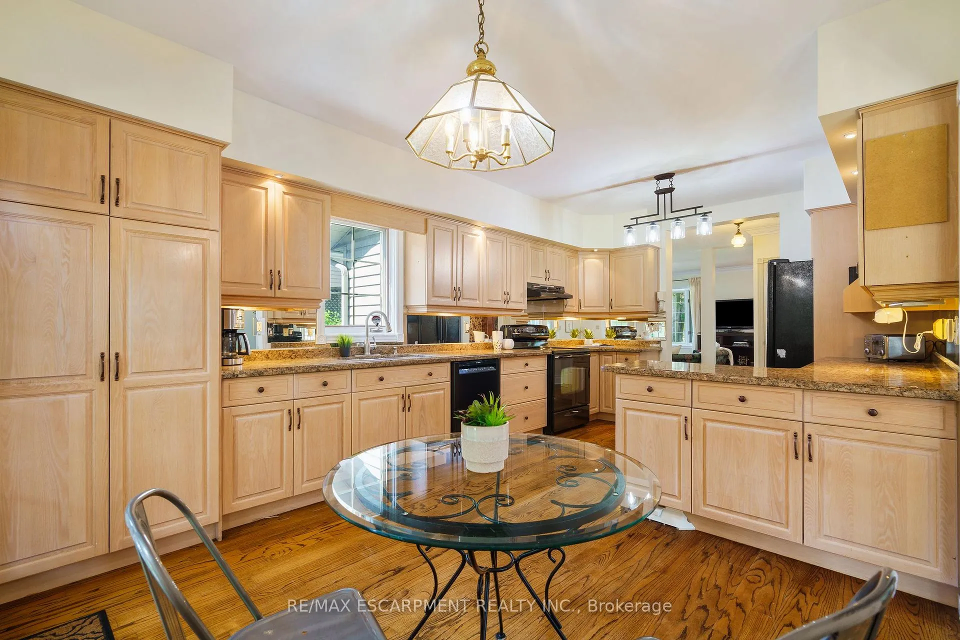 Photo 14 of 64 Academy Street, Hamilton, Ancaster — HOMEH