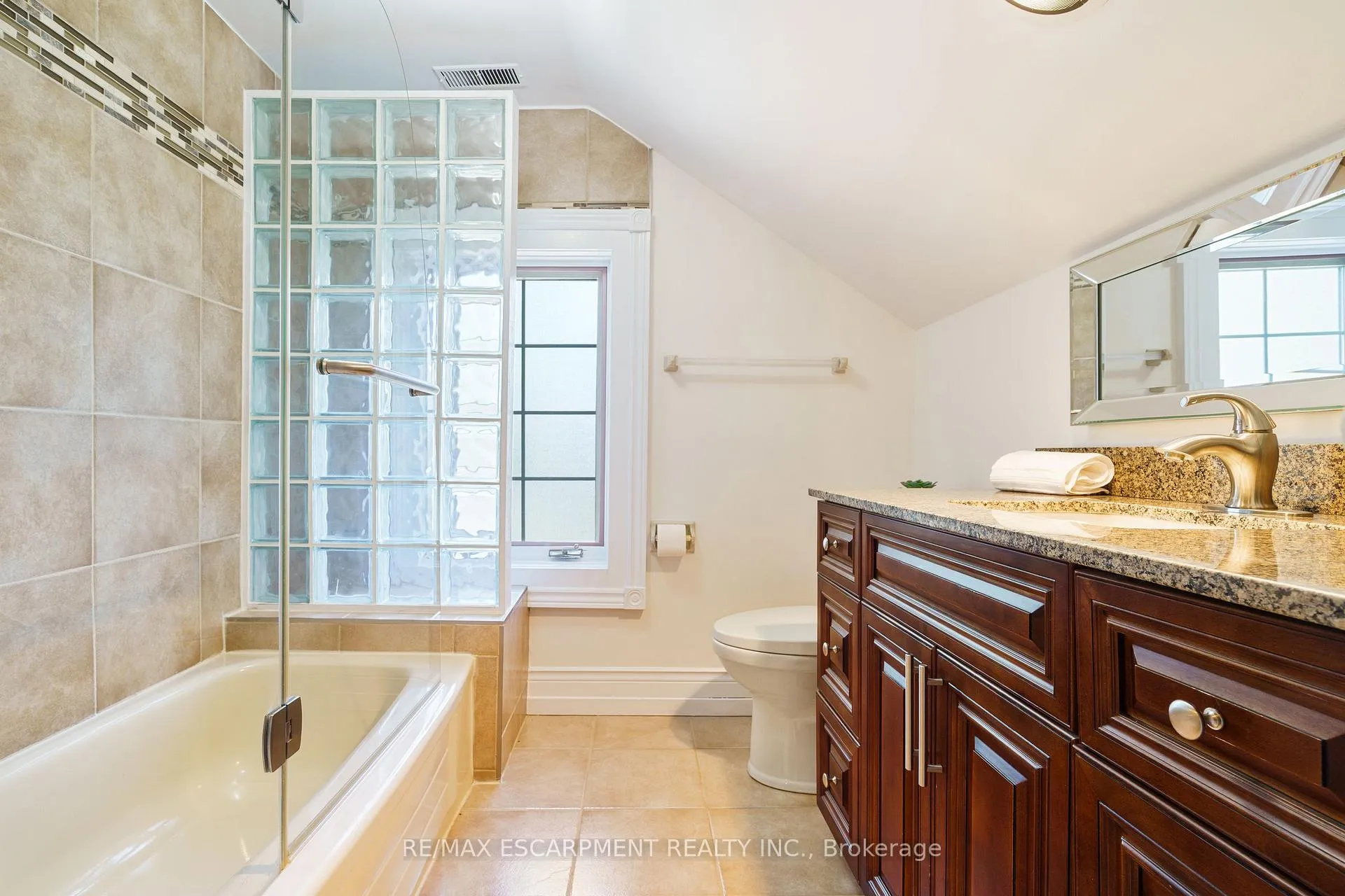 Photo 37 of 64 Academy Street, Hamilton, Ancaster — HOMEH