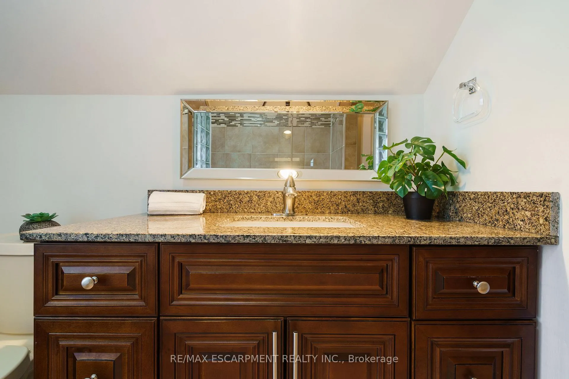 Photo 38 of 64 Academy Street, Hamilton, Ancaster — HOMEH