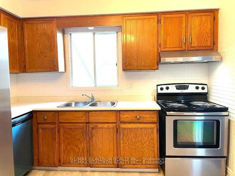 Photo 7 of 3 Mowat Court, Whitby, Downtown Whitby — HOMEH