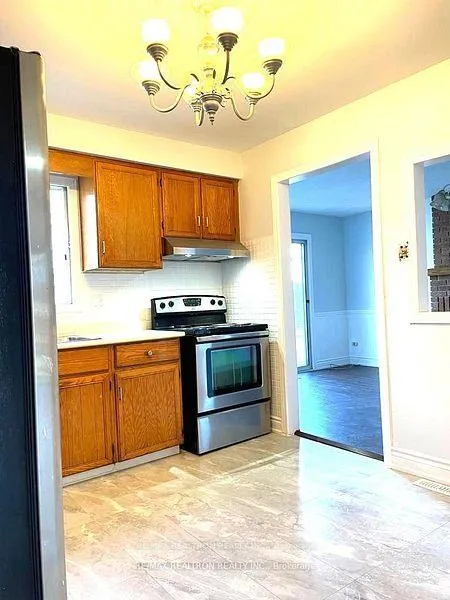 Photo 10 of 3 Mowat Court, Whitby, Downtown Whitby — HOMEH
