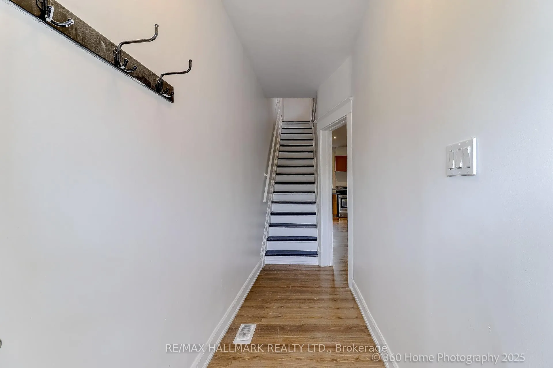 Photo 14 of 18 Conway Avenue, Toronto, Oakwood Village — HOMEH
