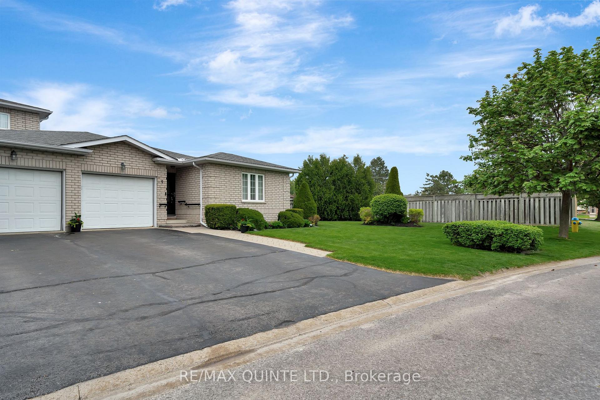 Photo 2 of 6 Pinegrove Court, Belleville, Belleville Ward — HOMEH