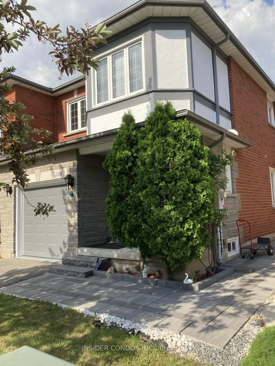 Photo 2 of 126 Pinedale Gate, Vaughan, East Woodbridge — HOMEH